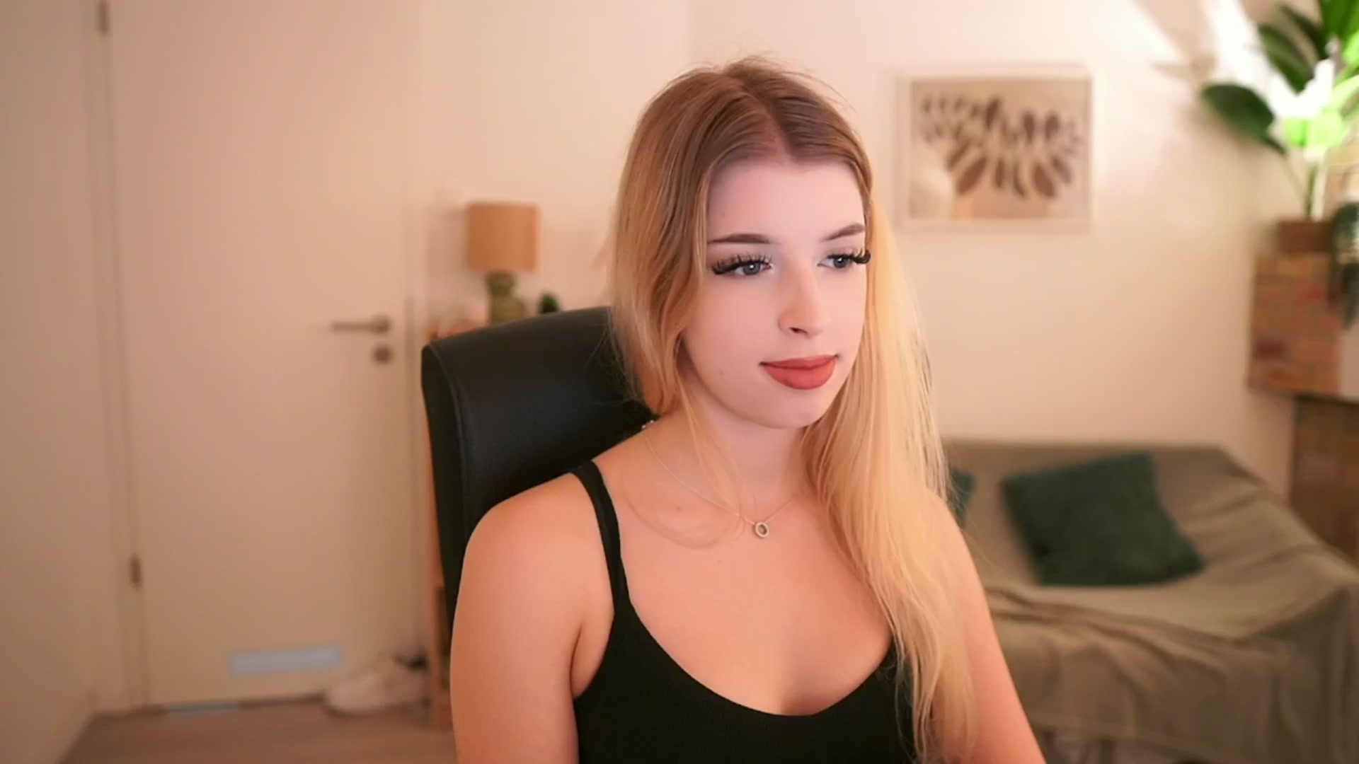 Gallery image thumbnail from Peachyliana's myfreecams stream on, 09/16/2025, 12:33 image 19 of 20