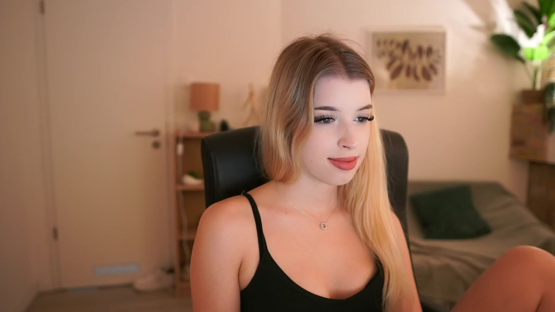 Gallery image thumbnail from Peachyliana's myfreecams stream on, 09/16/2025, 12:33 image 8 of 20