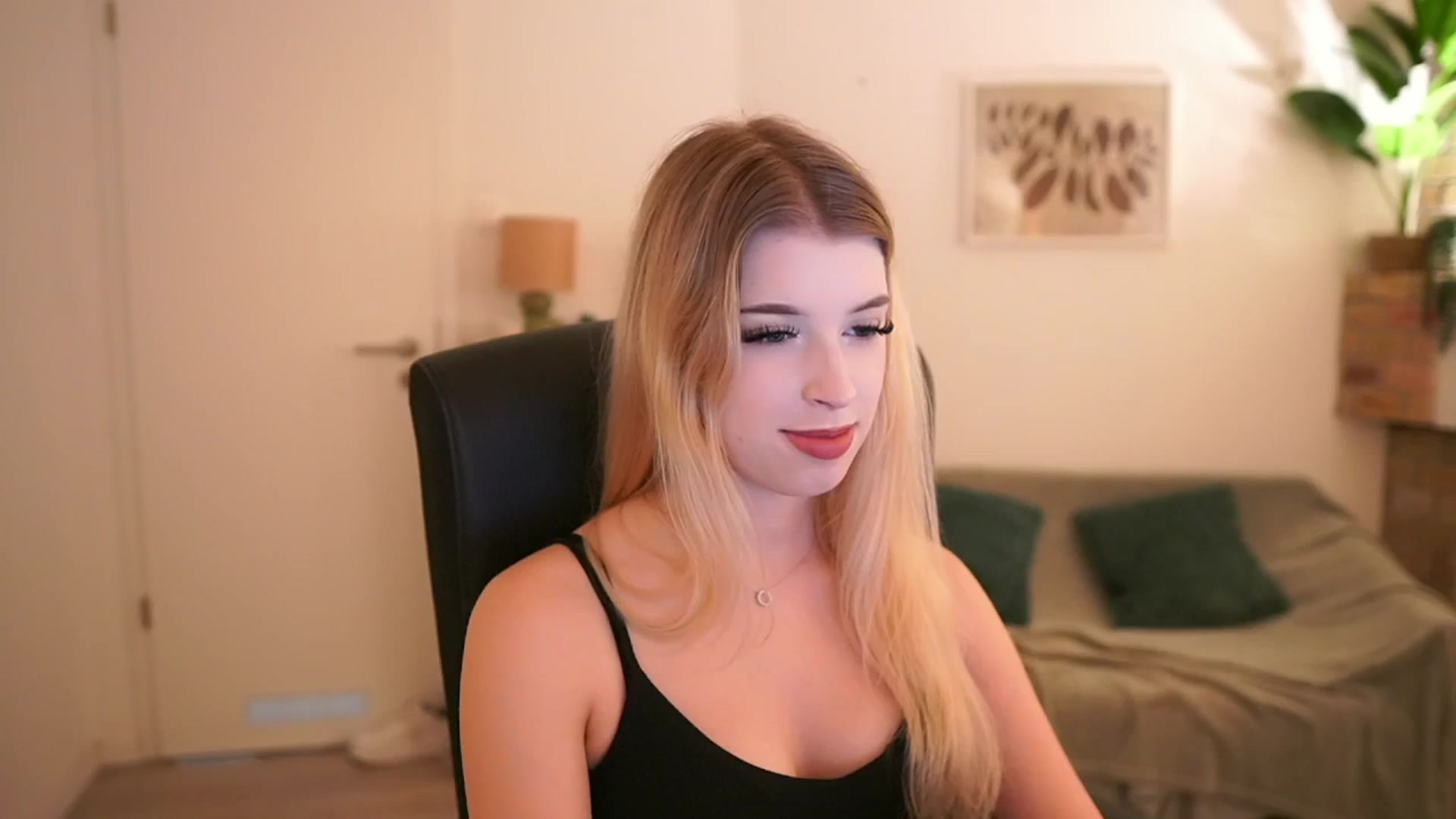 Gallery image thumbnail from Peachyliana's myfreecams stream on, 09/16/2025, 12:33 image 4 of 20
