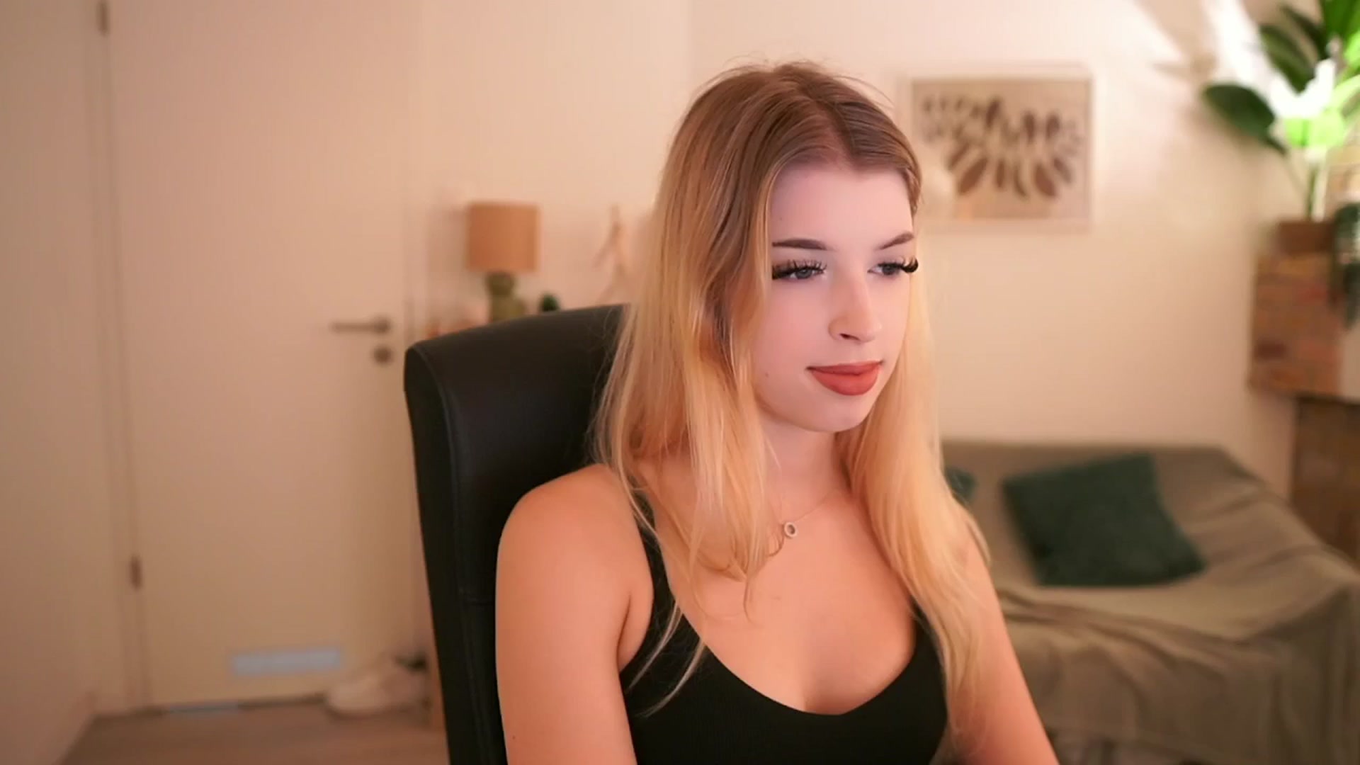Gallery image thumbnail from Peachyliana's myfreecams stream on, 09/16/2025, 12:33 image 17 of 20