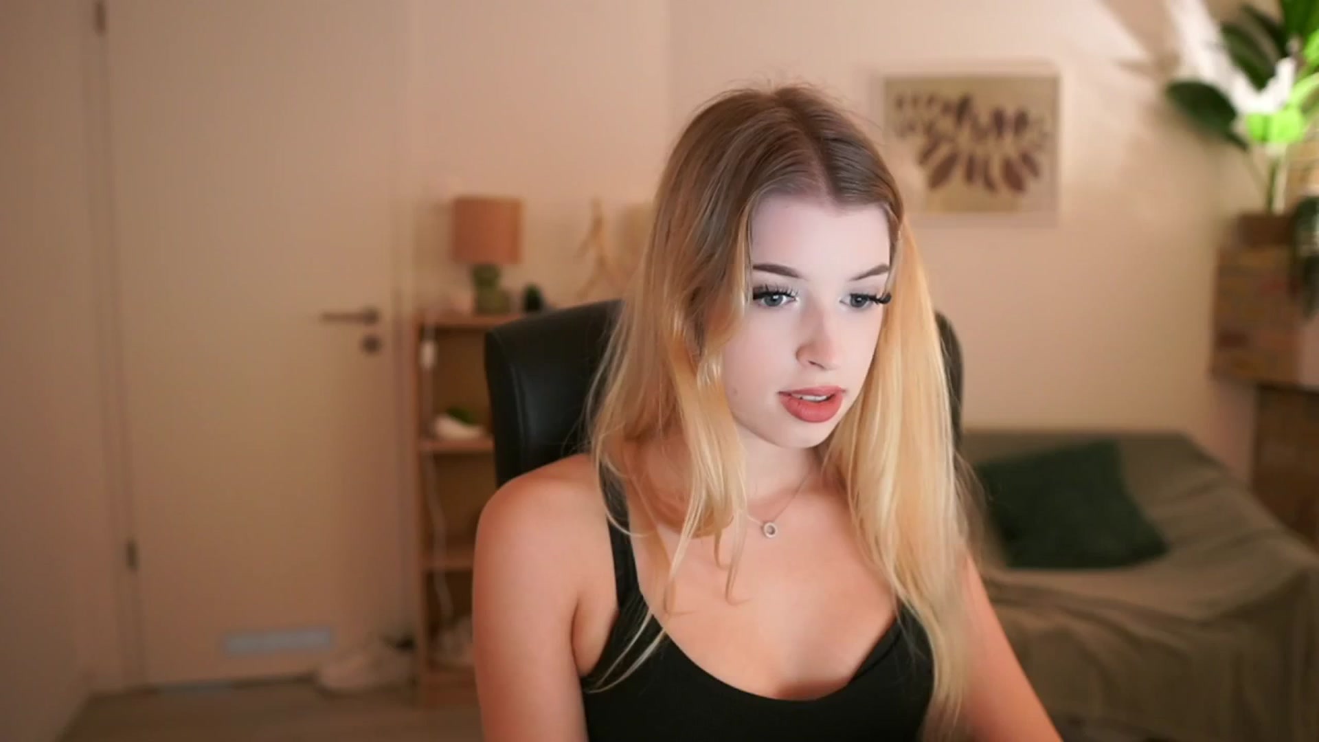 Gallery image thumbnail from Peachyliana's myfreecams stream on, 09/16/2025, 12:33 image 13 of 20