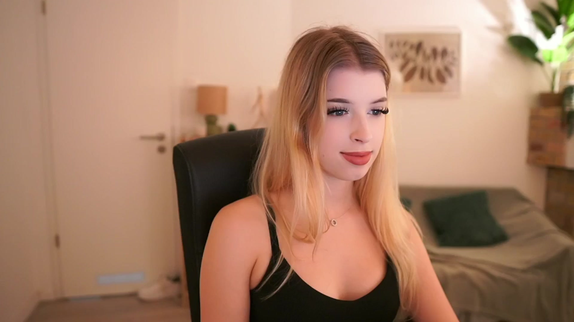 Gallery image thumbnail from Peachyliana's myfreecams stream on, 09/16/2025, 12:33 image 16 of 20