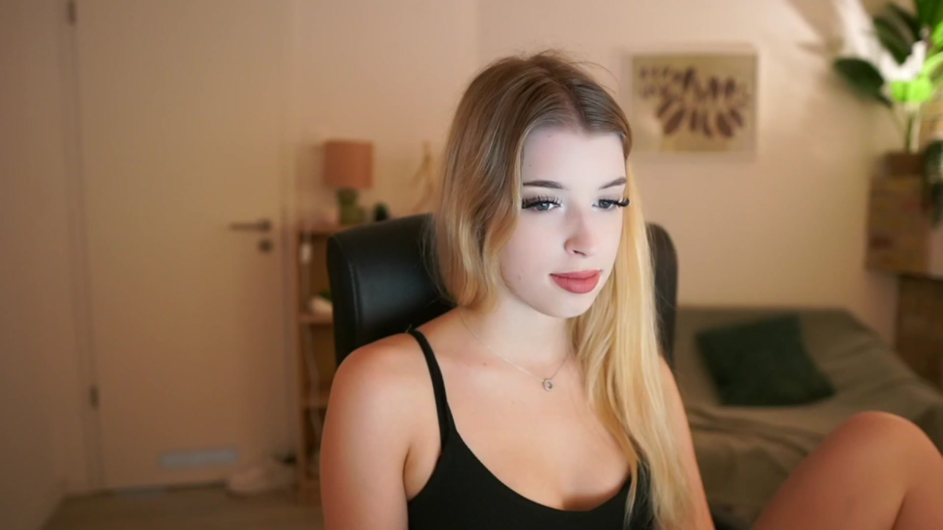 Gallery image thumbnail from Peachyliana's myfreecams stream on, 09/16/2025, 12:33 image 7 of 20