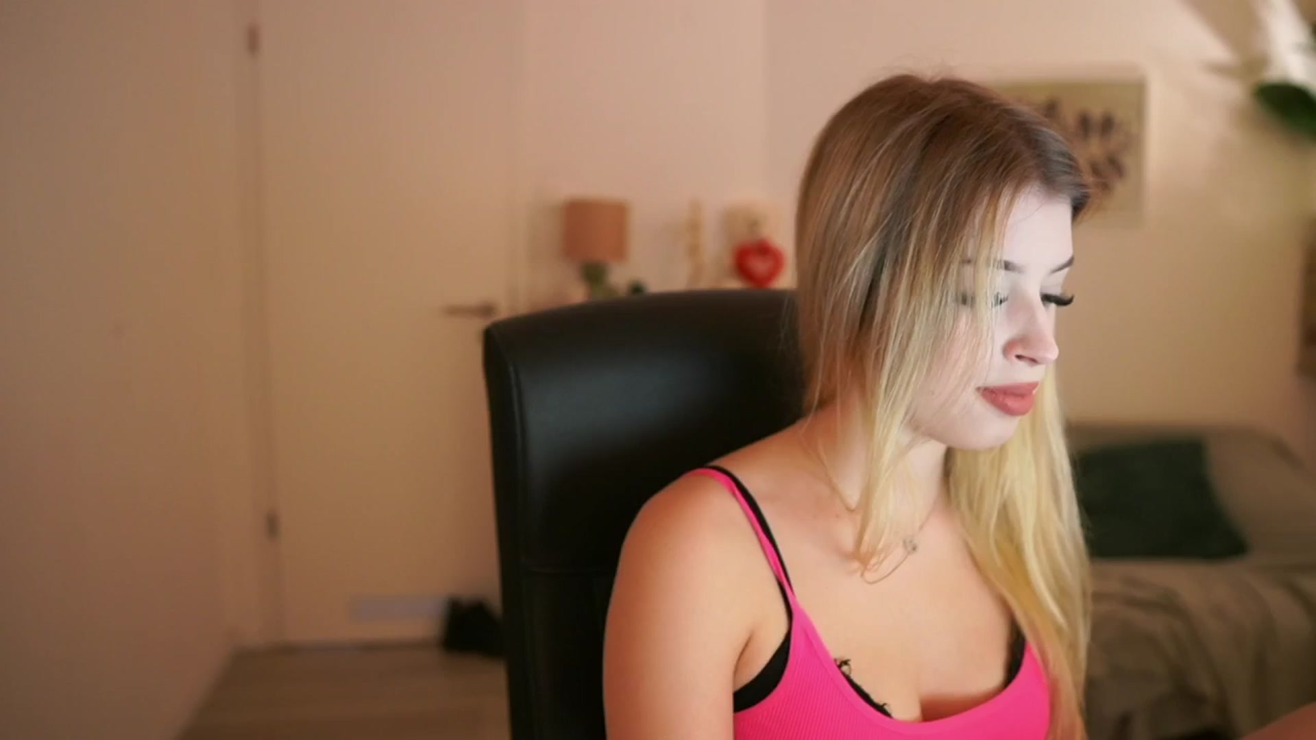 Gallery image thumbnail from Peachyliana's myfreecams stream on, 09/17/2025, 15:09 image 4 of 20
