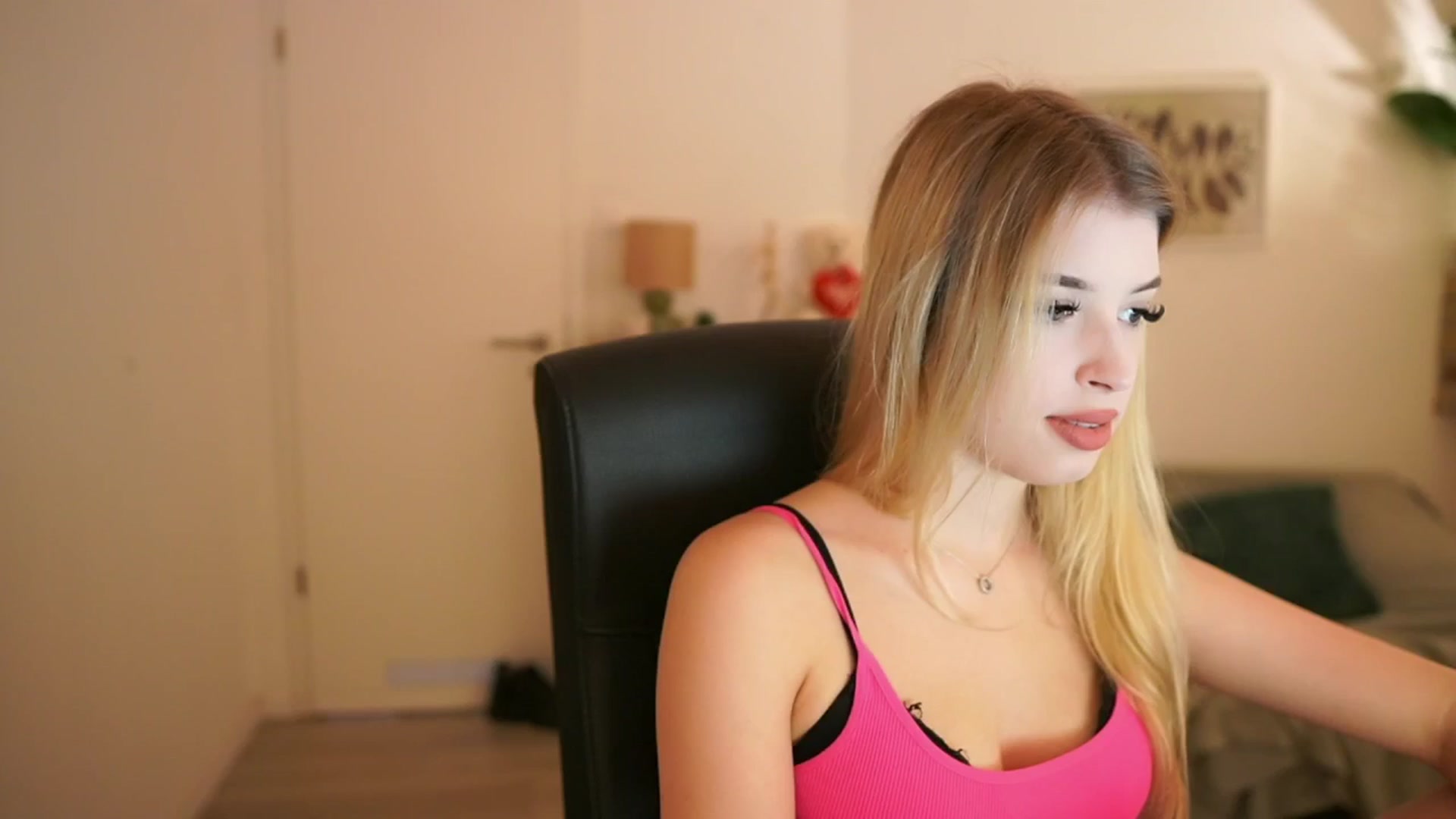 Gallery image thumbnail from Peachyliana's myfreecams stream on, 09/17/2025, 15:09 image 2 of 20