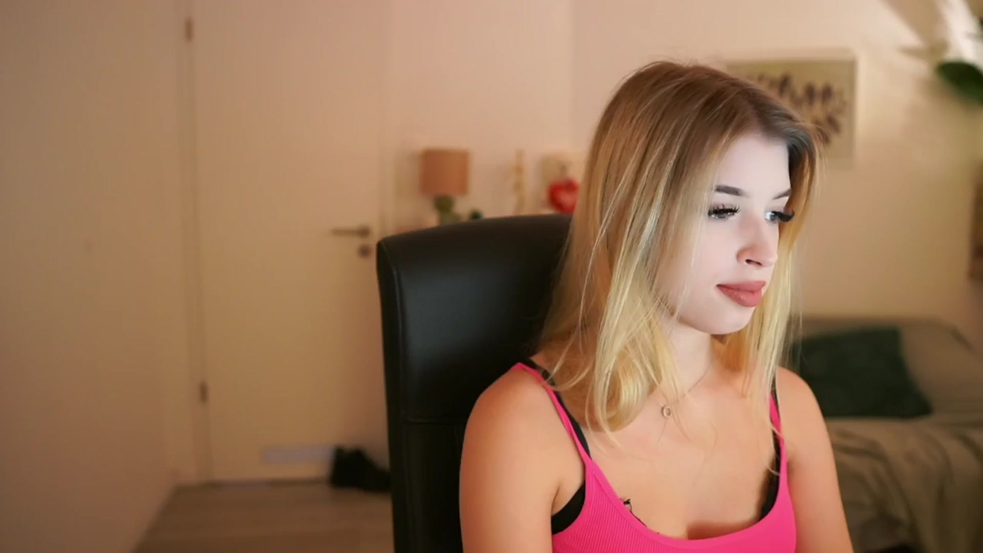 Gallery image thumbnail from Peachyliana's myfreecams stream on, 09/17/2025, 15:09 image 13 of 20
