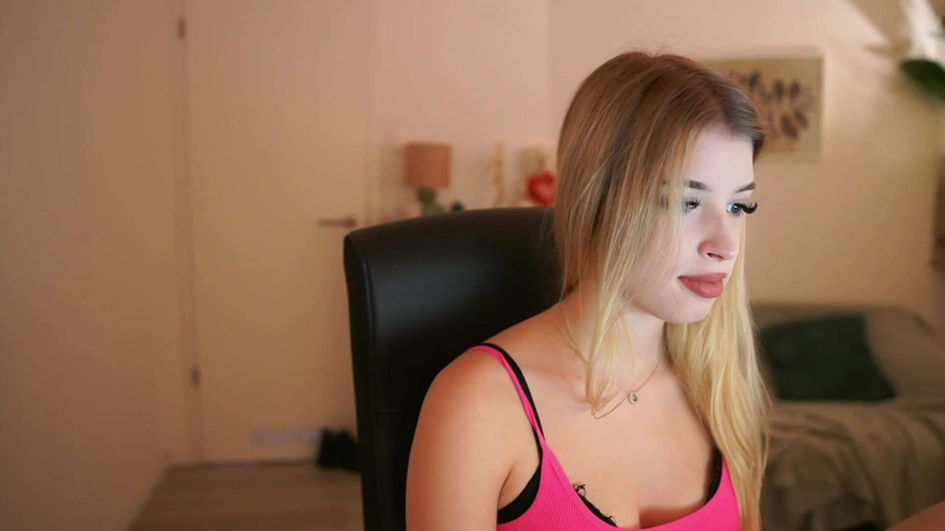 Gallery image thumbnail from Peachyliana's myfreecams stream on, 09/17/2025, 15:09 image 3 of 20