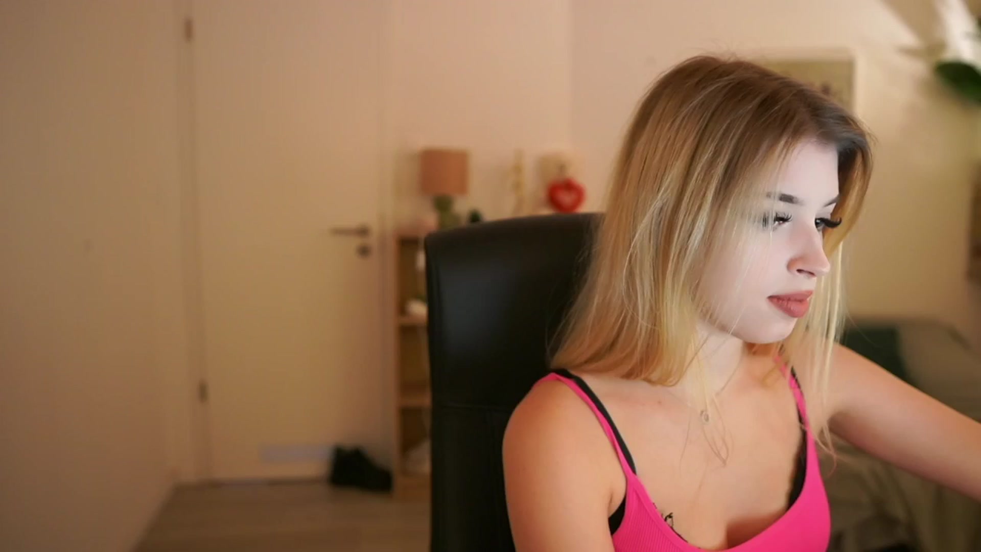 Gallery image thumbnail from Peachyliana's myfreecams stream on, 09/17/2025, 15:09 image 11 of 20