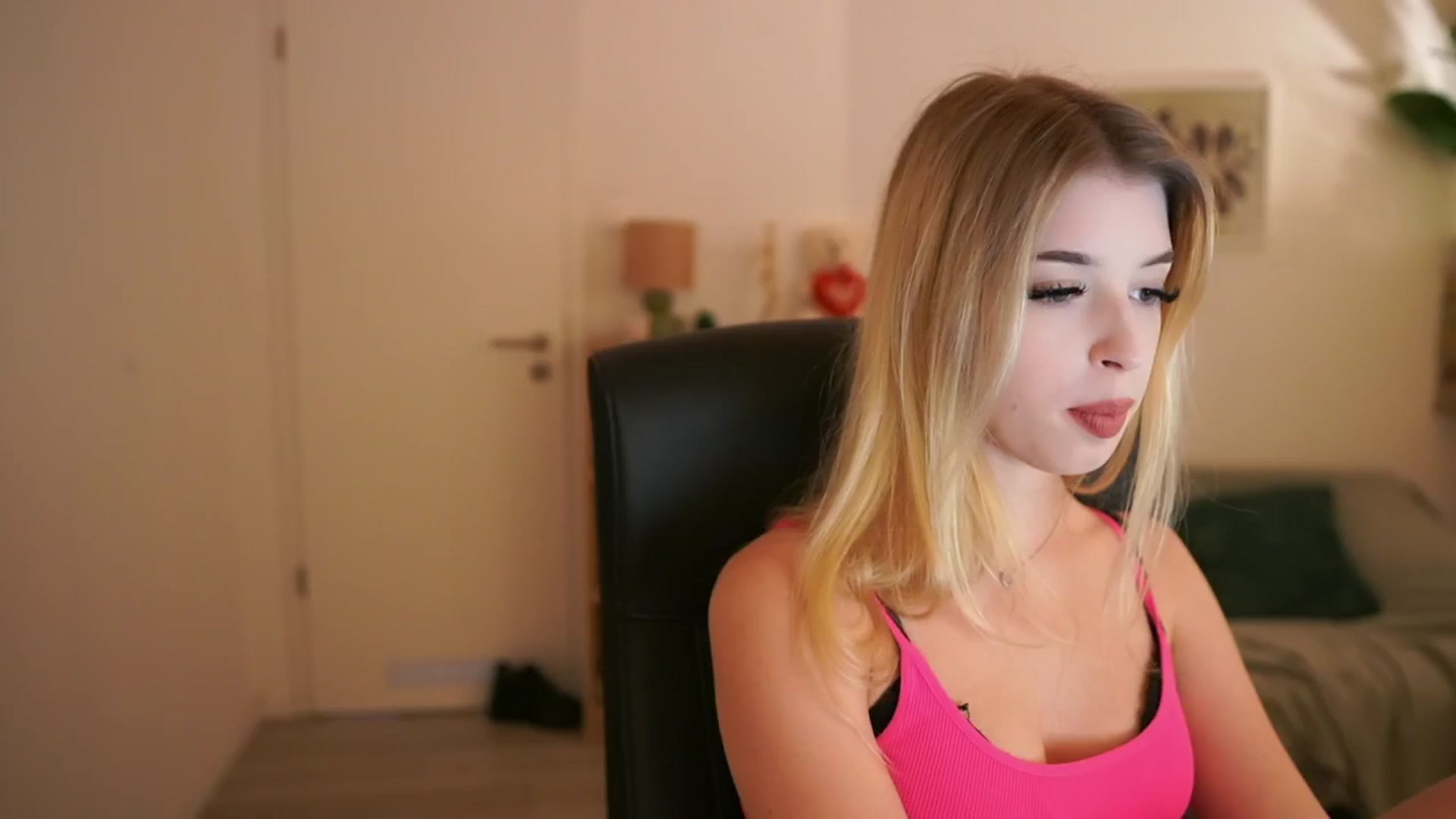 Gallery image thumbnail from Peachyliana's myfreecams stream on, 09/17/2025, 15:09 image 15 of 20