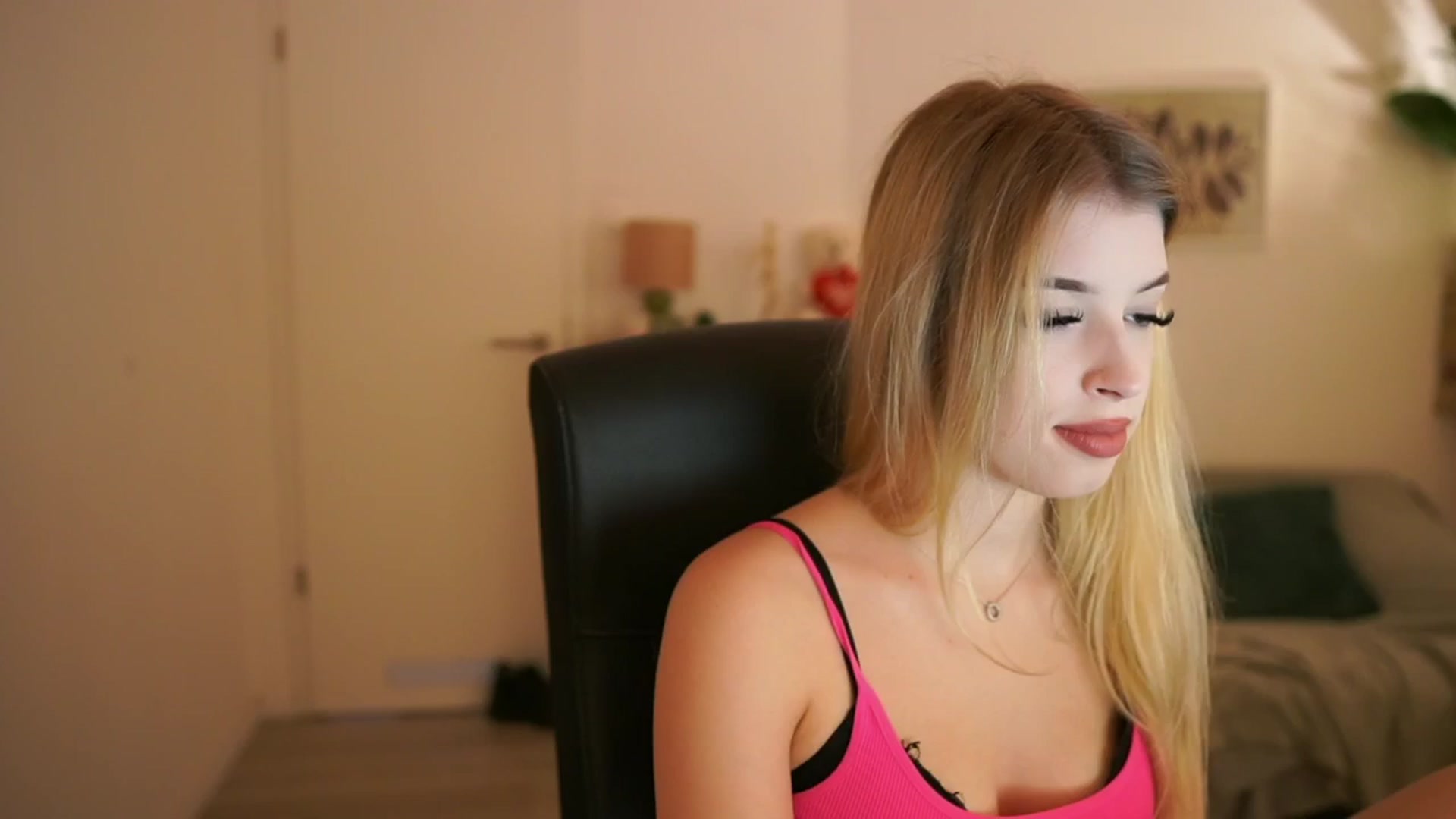 Gallery image thumbnail from Peachyliana's myfreecams stream on, 09/17/2025, 15:09 image 1 of 20
