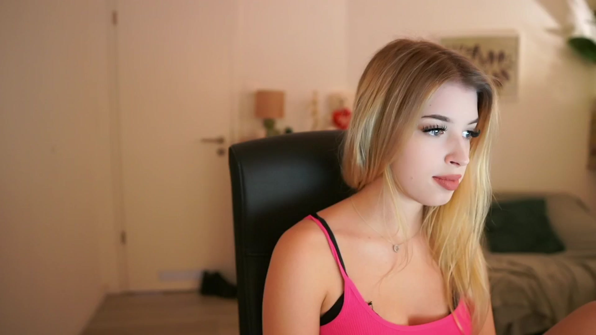 Gallery image thumbnail from Peachyliana's myfreecams stream on, 09/17/2025, 15:09 image 9 of 20