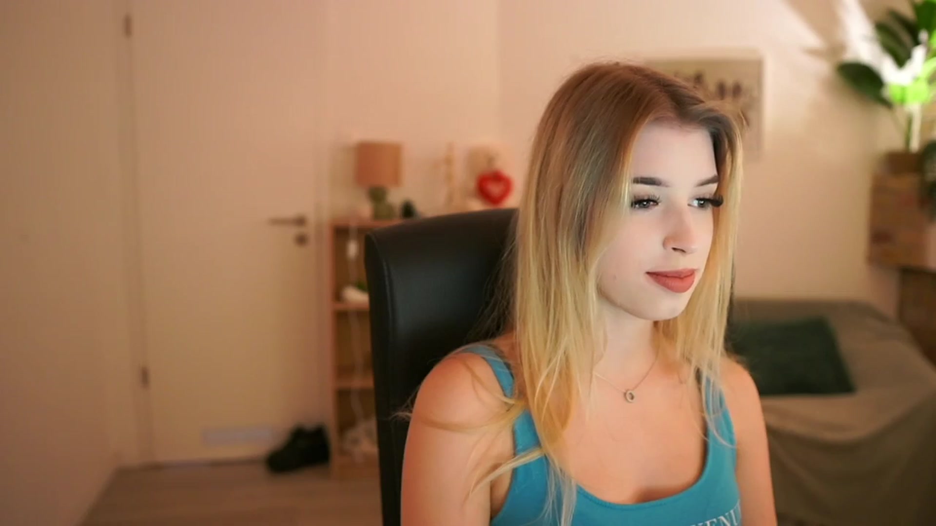 Gallery image thumbnail from Peachyliana's myfreecams stream on, 09/21/2025, 13:03 image 6 of 20