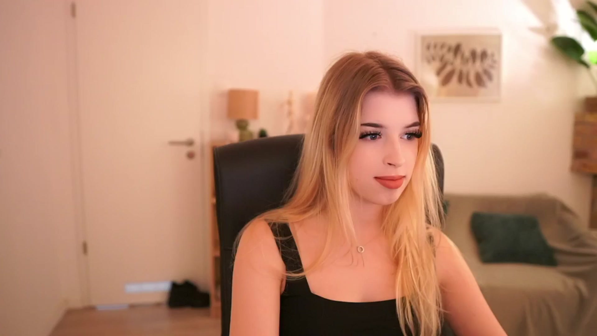 Gallery image thumbnail from Peachyliana's myfreecams stream on, 09/22/2025, 10:33 image 15 of 20