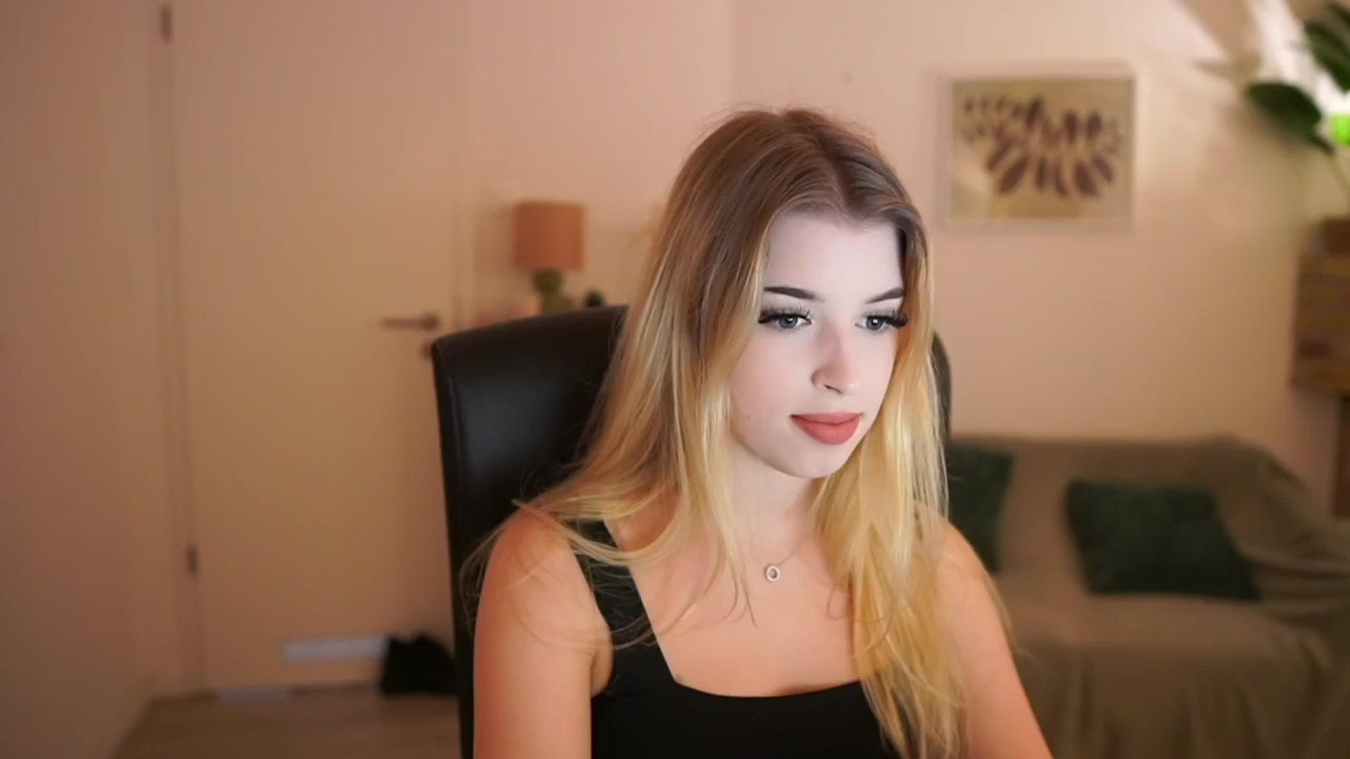 Gallery image thumbnail from Peachyliana's myfreecams stream on, 09/22/2025, 10:33 image 14 of 20