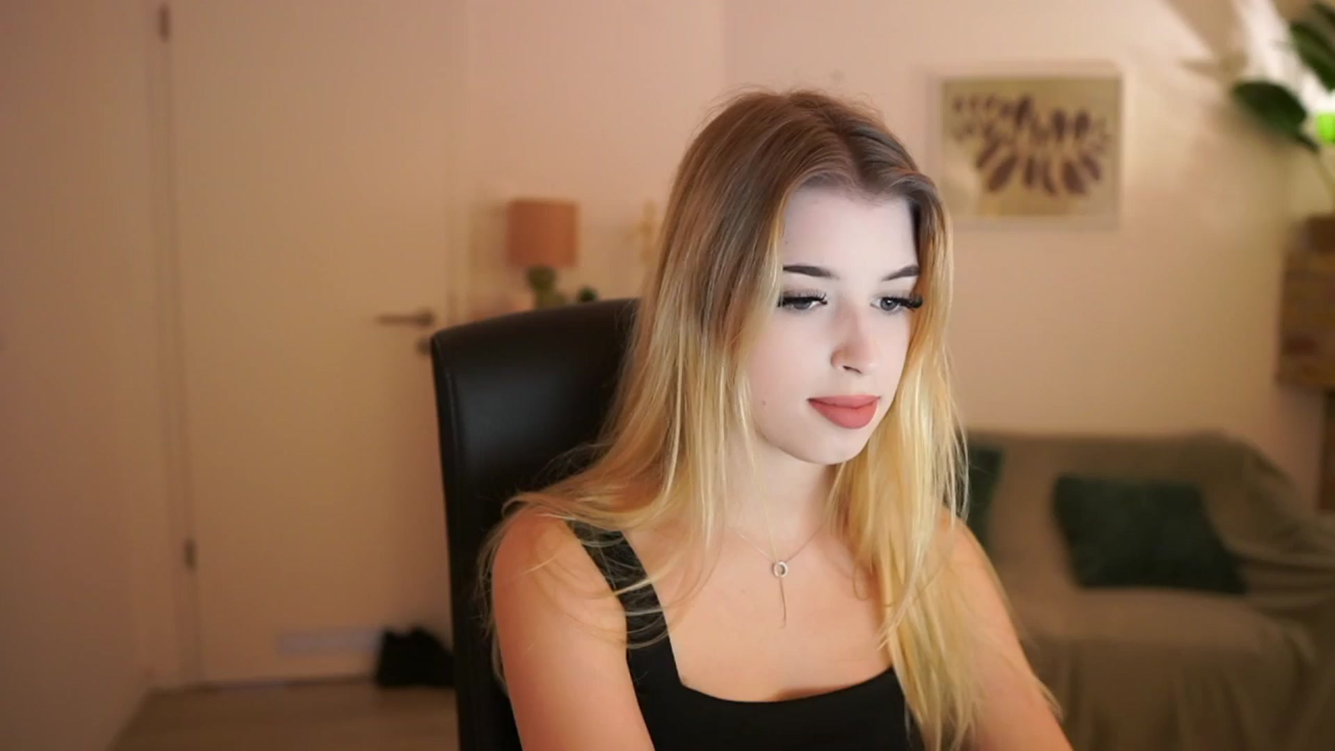 Gallery image thumbnail from Peachyliana's myfreecams stream on, 09/22/2025, 10:33 image 13 of 20