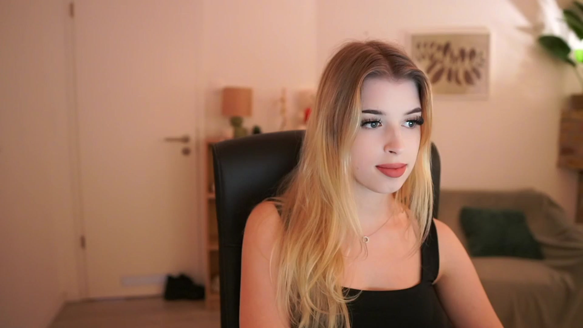Gallery image thumbnail from Peachyliana's myfreecams stream on, 09/22/2025, 10:33 image 12 of 20