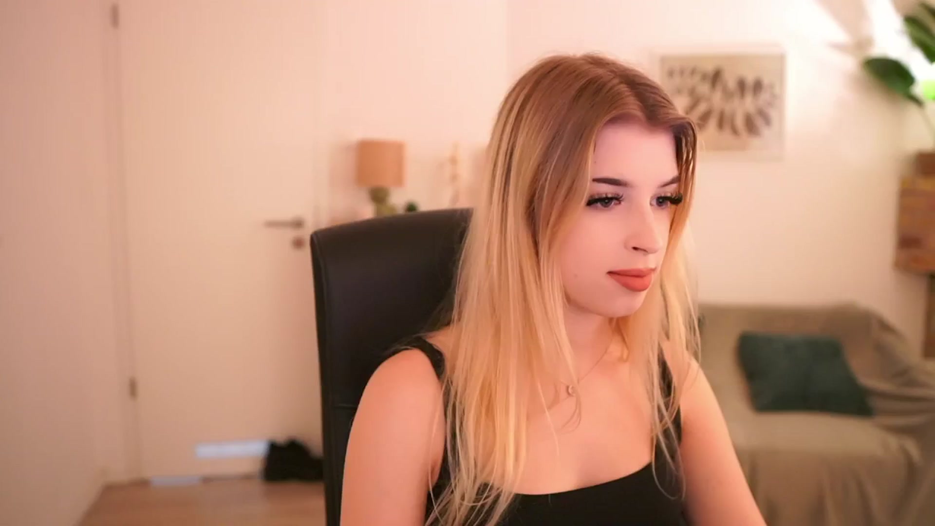 Gallery image thumbnail from Peachyliana's myfreecams stream on, 09/22/2025, 10:33 image 18 of 20