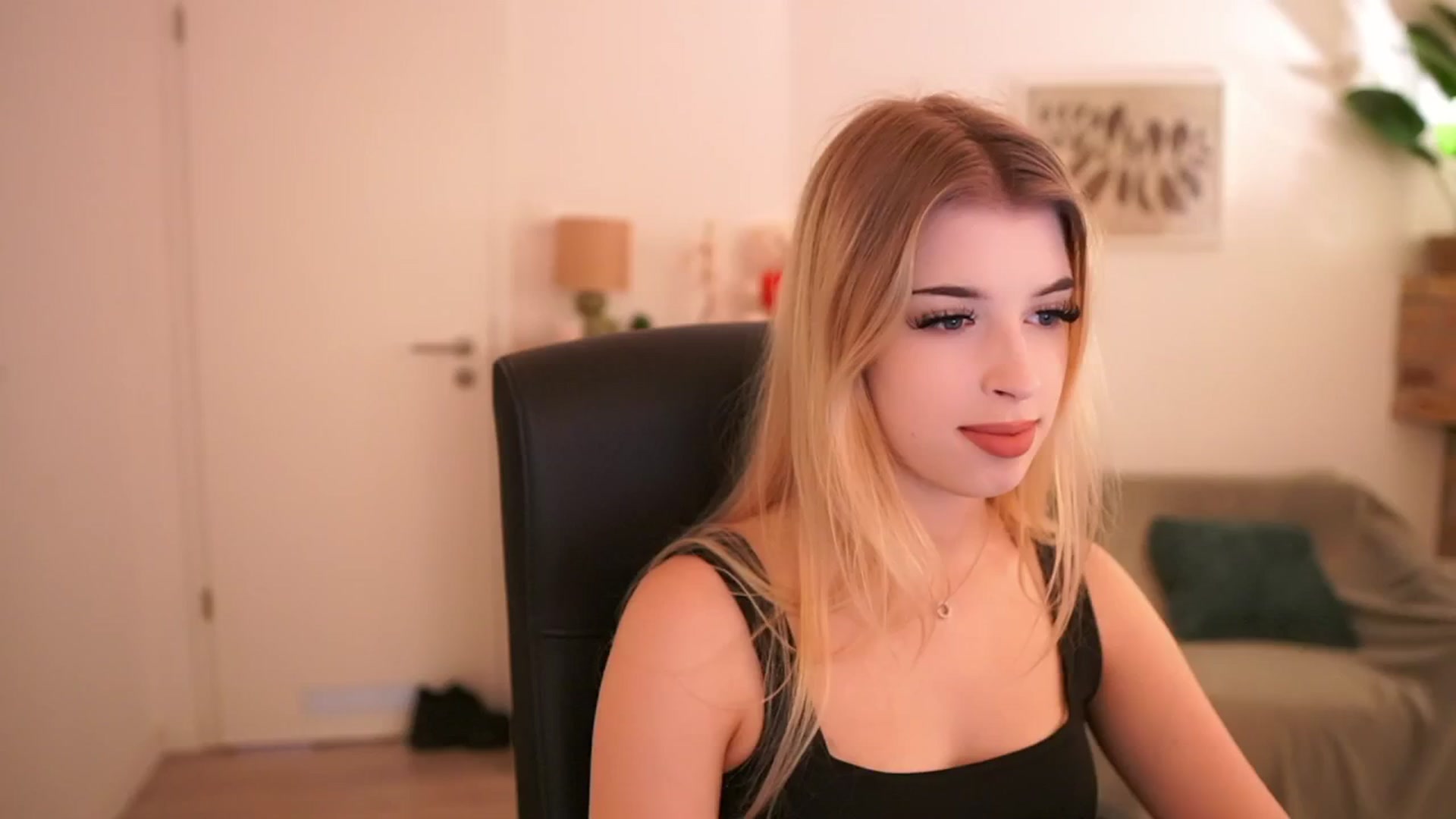 Gallery image thumbnail from Peachyliana's myfreecams stream on, 09/22/2025, 10:33 image 5 of 20