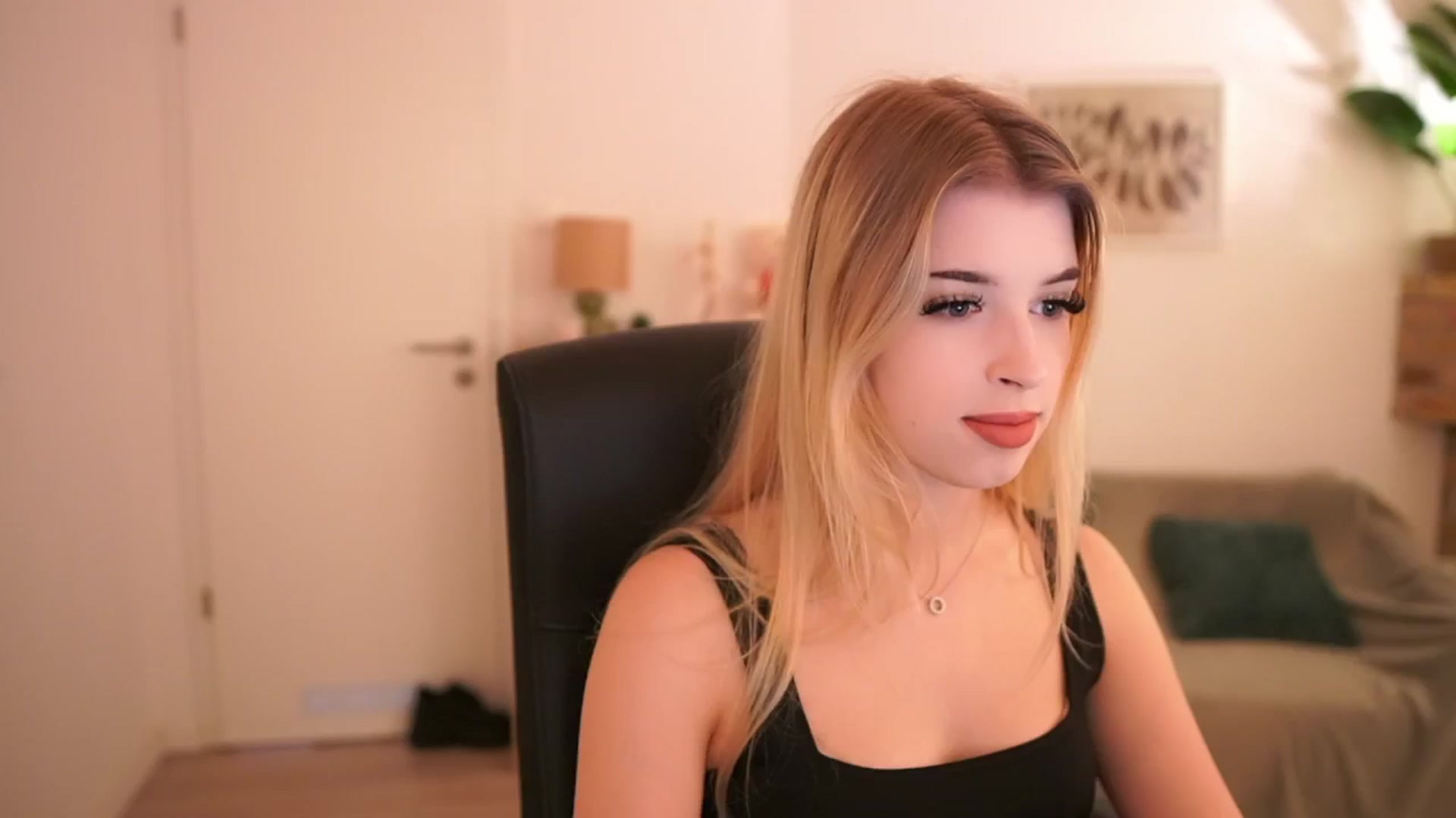 Gallery image thumbnail from Peachyliana's myfreecams stream on, 09/22/2025, 10:33 image 2 of 20