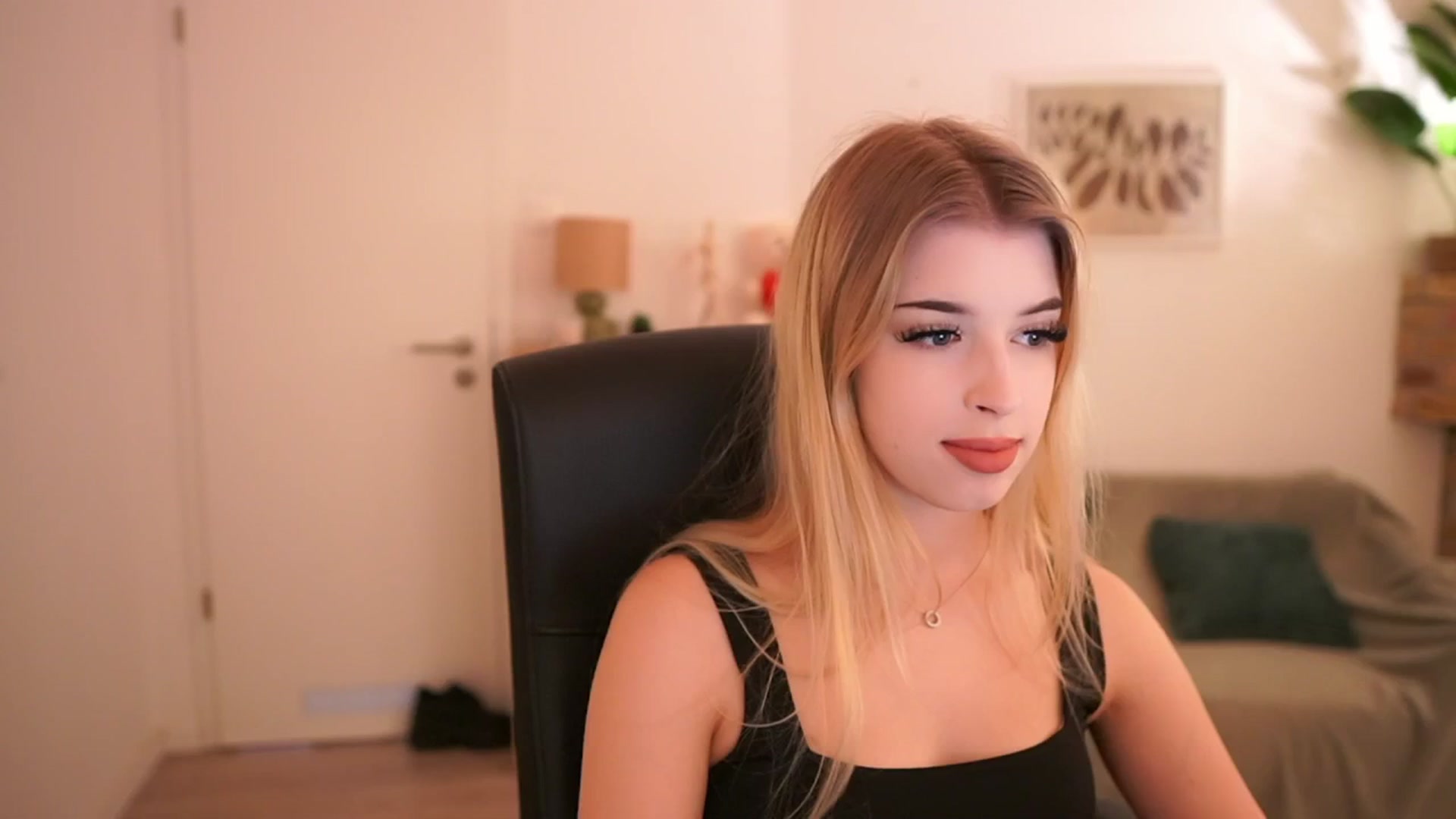Gallery image thumbnail from Peachyliana's myfreecams stream on, 09/22/2025, 10:33 image 6 of 20