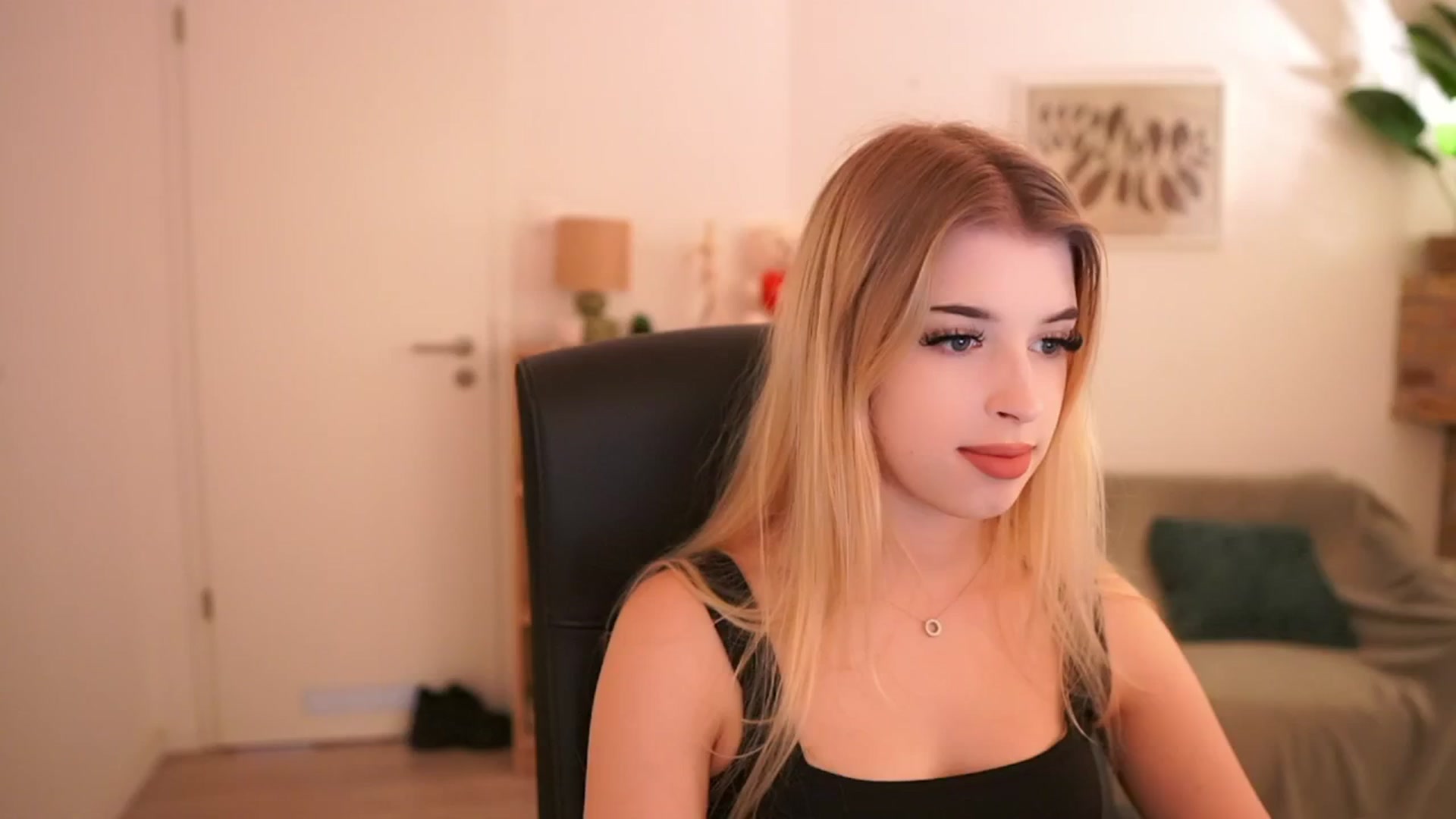 Gallery image thumbnail from Peachyliana's myfreecams stream on, 09/22/2025, 10:33 image 7 of 20