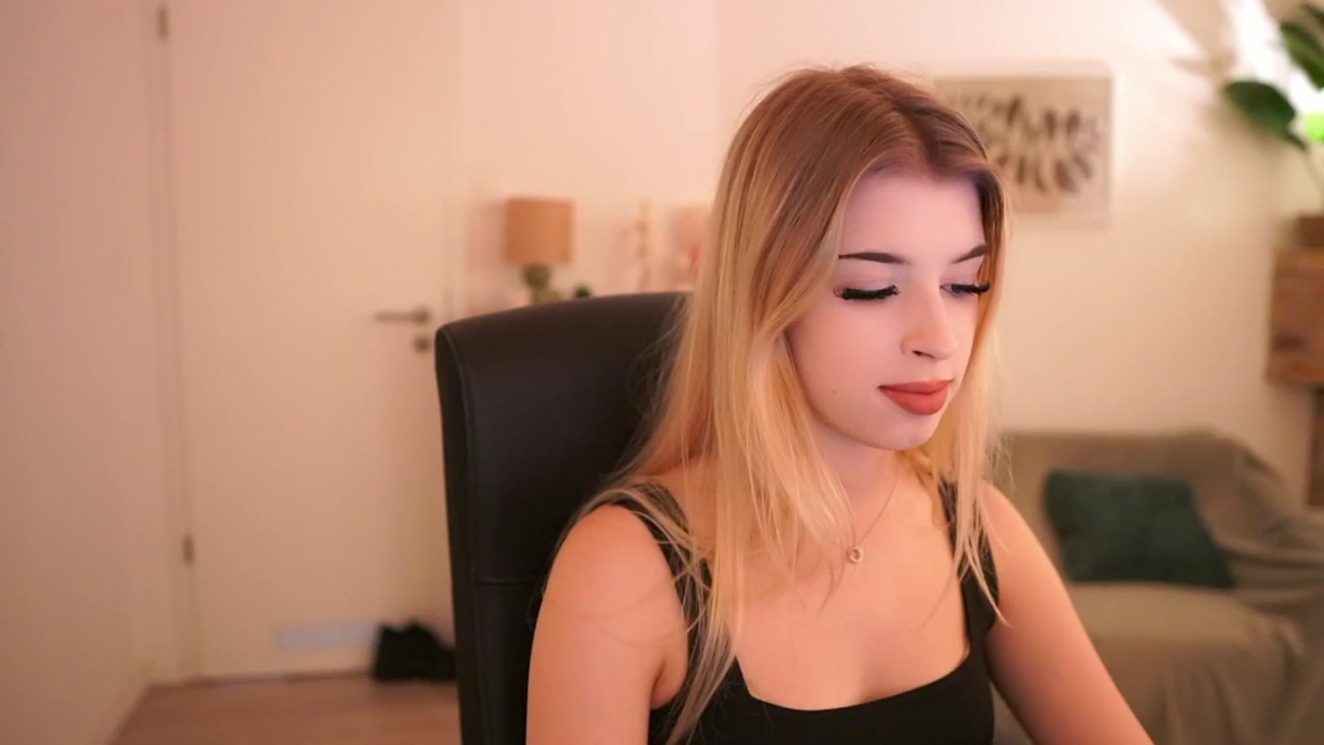 Gallery image thumbnail from Peachyliana's myfreecams stream on, 09/22/2025, 10:33 image 3 of 20