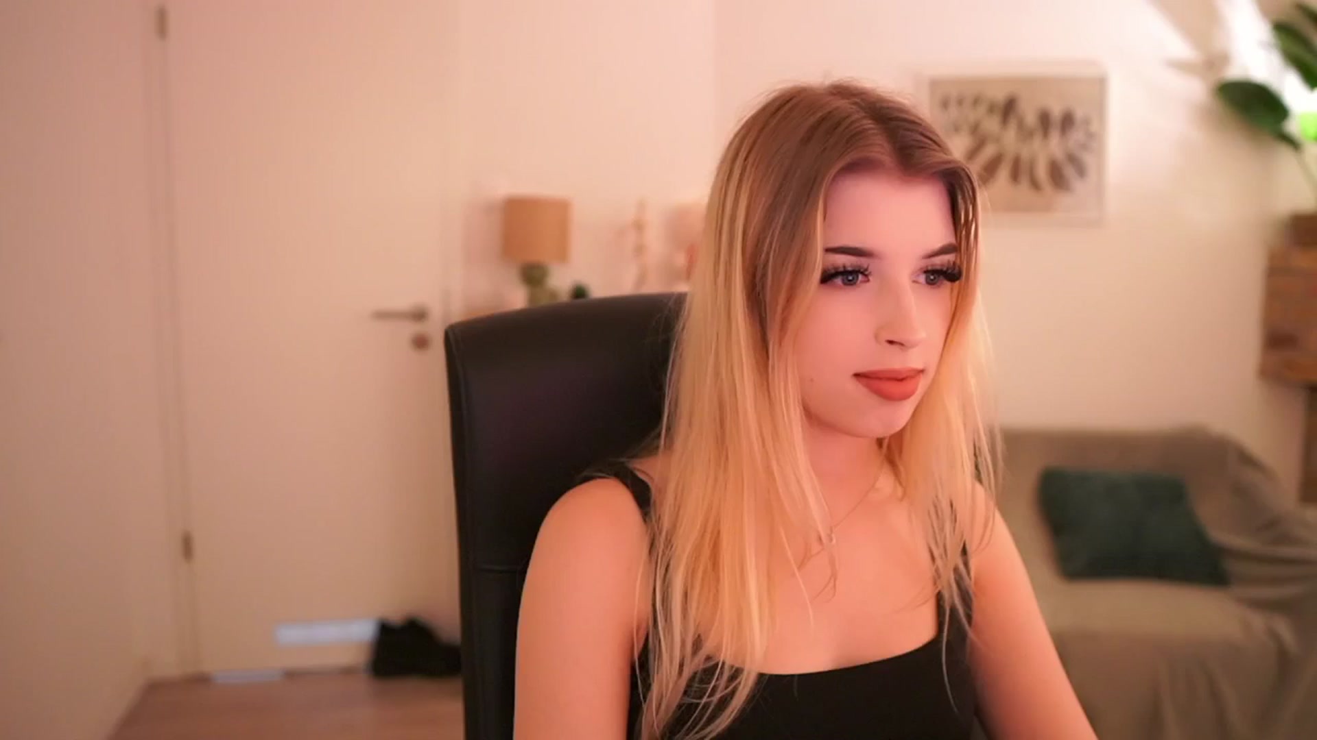 Gallery image thumbnail from Peachyliana's myfreecams stream on, 09/22/2025, 10:33 image 19 of 20