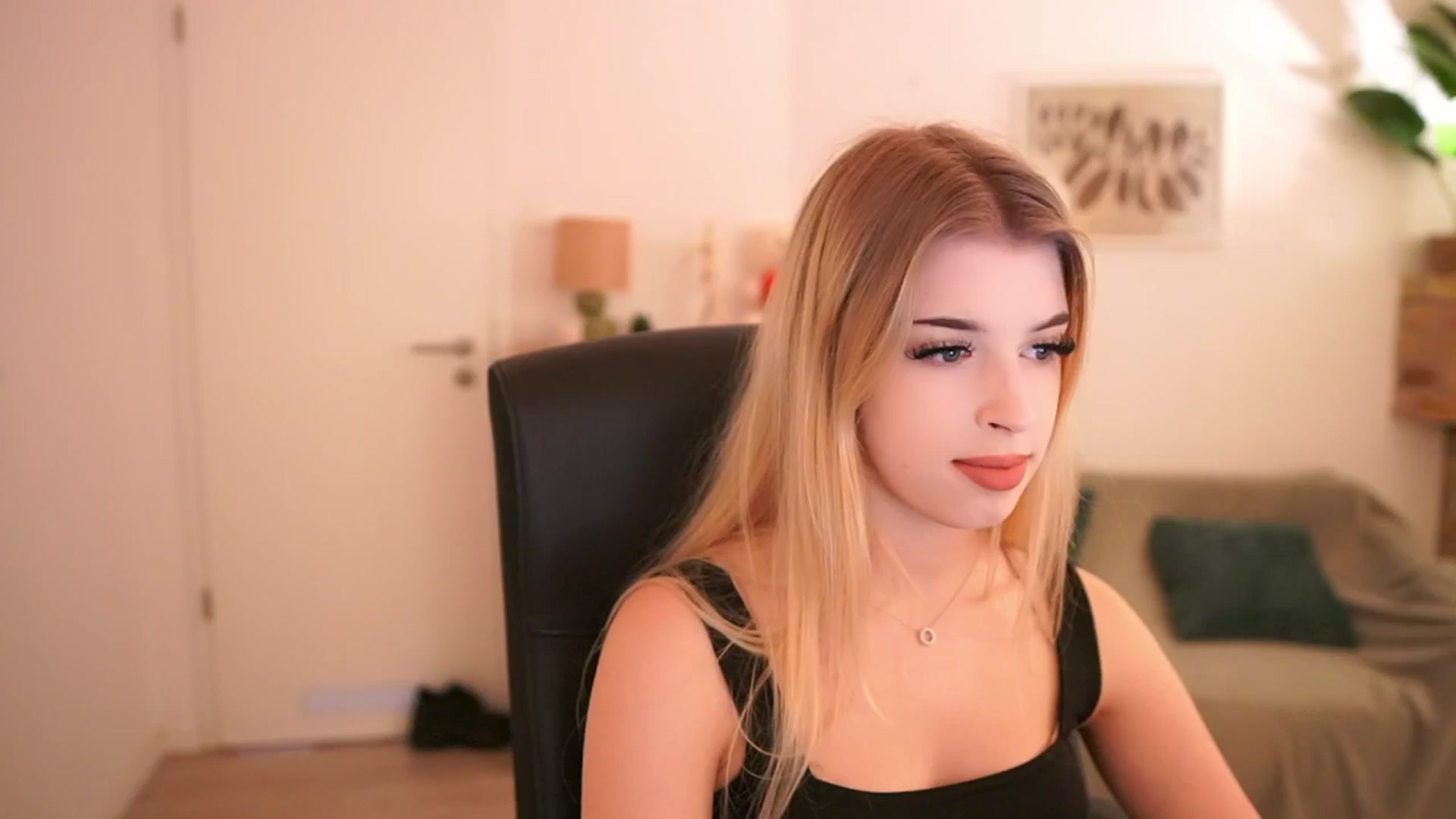 Gallery image thumbnail from Peachyliana's myfreecams stream on, 09/22/2025, 10:33 image 8 of 20