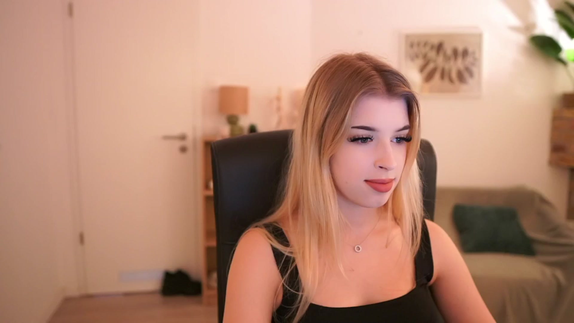 Gallery image thumbnail from Peachyliana's myfreecams stream on, 09/22/2025, 10:33 image 10 of 20