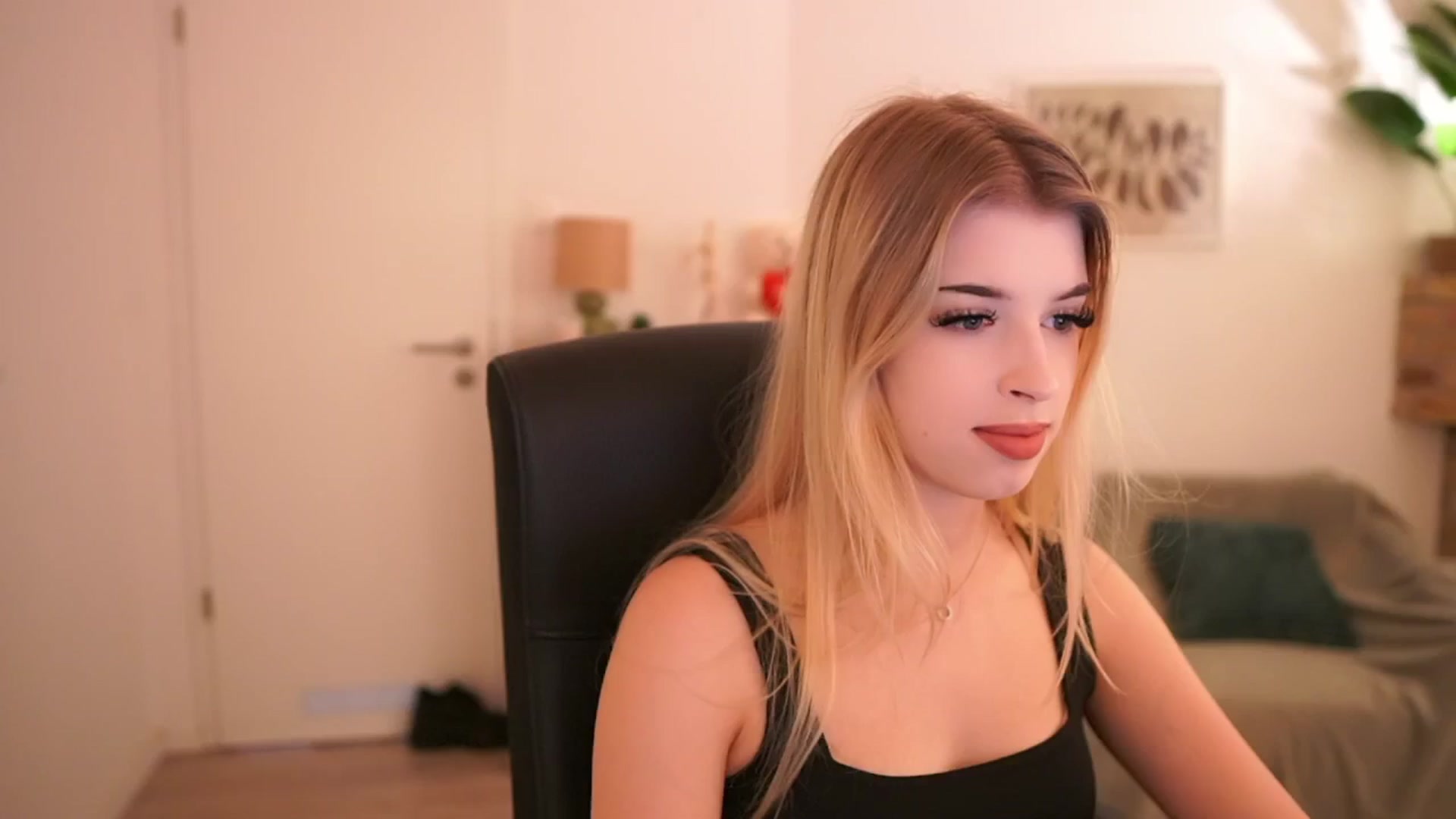 Gallery image thumbnail from Peachyliana's myfreecams stream on, 09/22/2025, 10:33 image 4 of 20