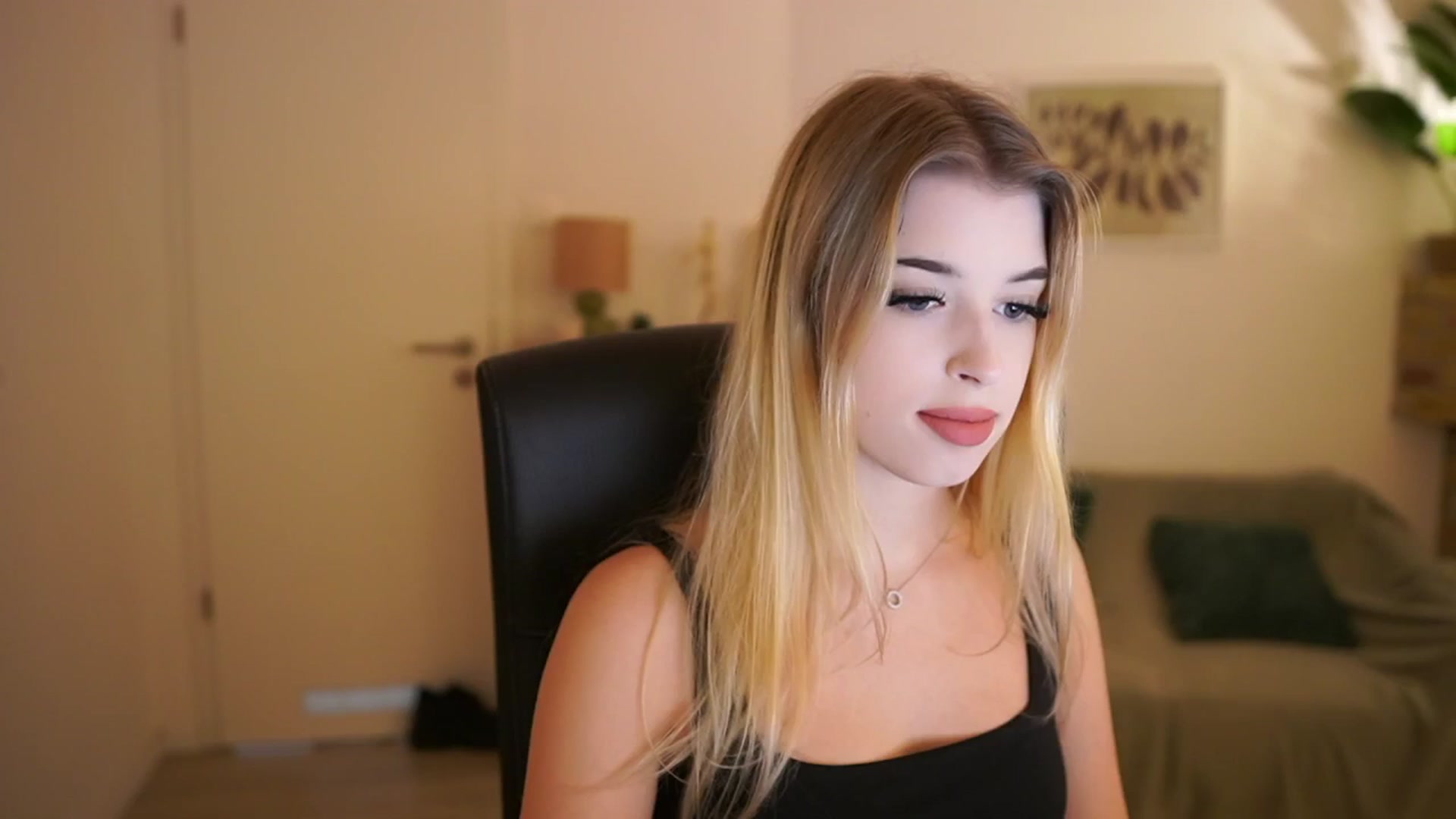 Gallery image thumbnail from Peachyliana's myfreecams stream on, 09/22/2025, 10:33 image 17 of 20