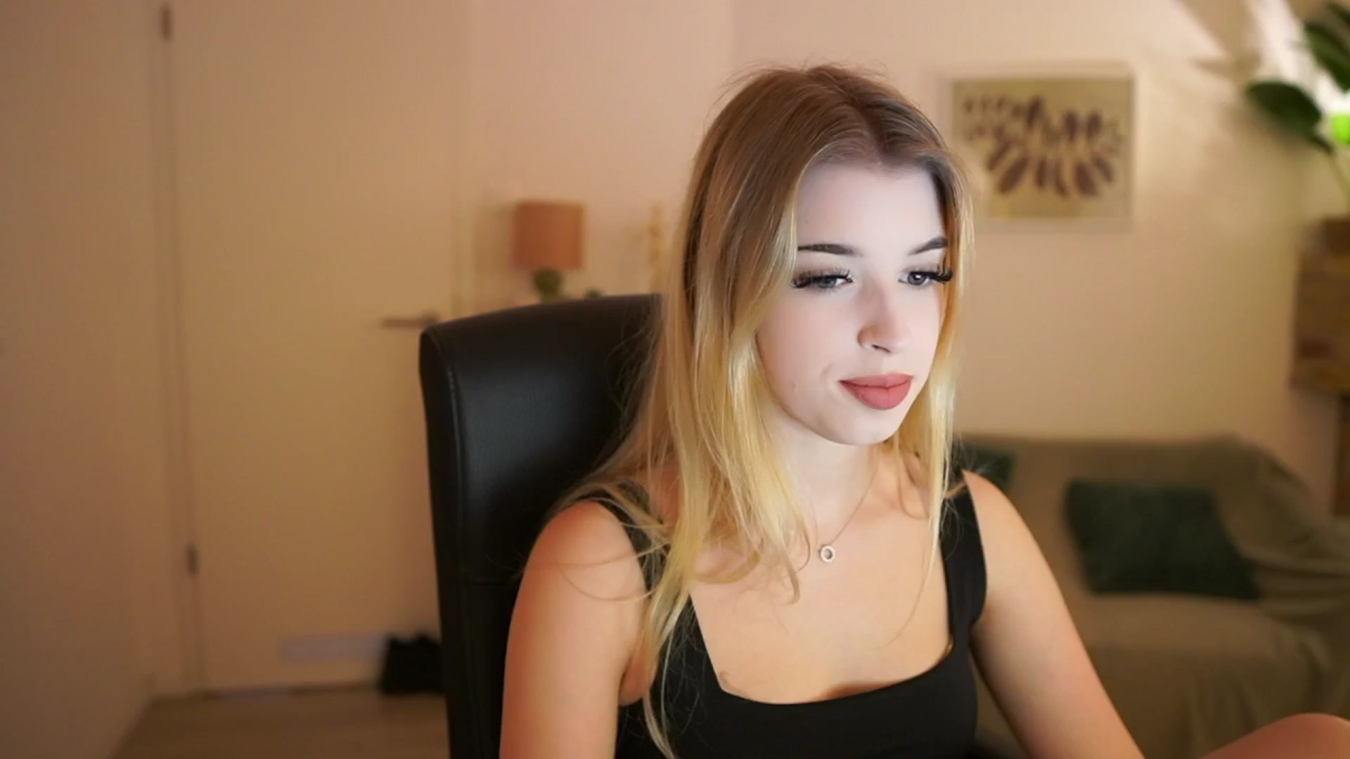 Gallery image thumbnail from Peachyliana's myfreecams stream on, 09/22/2025, 10:33 image 1 of 20