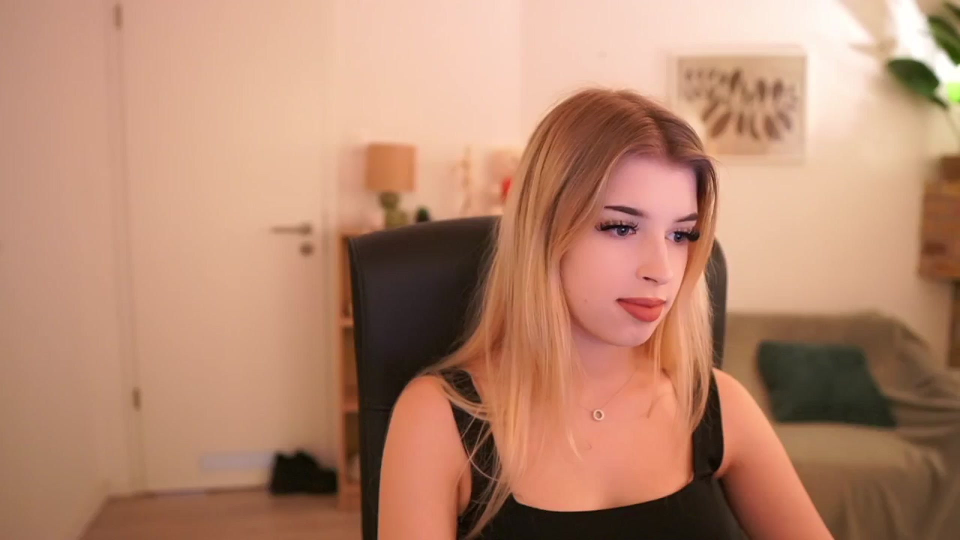 Gallery image thumbnail from Peachyliana's myfreecams stream on, 09/22/2025, 10:33 image 9 of 20