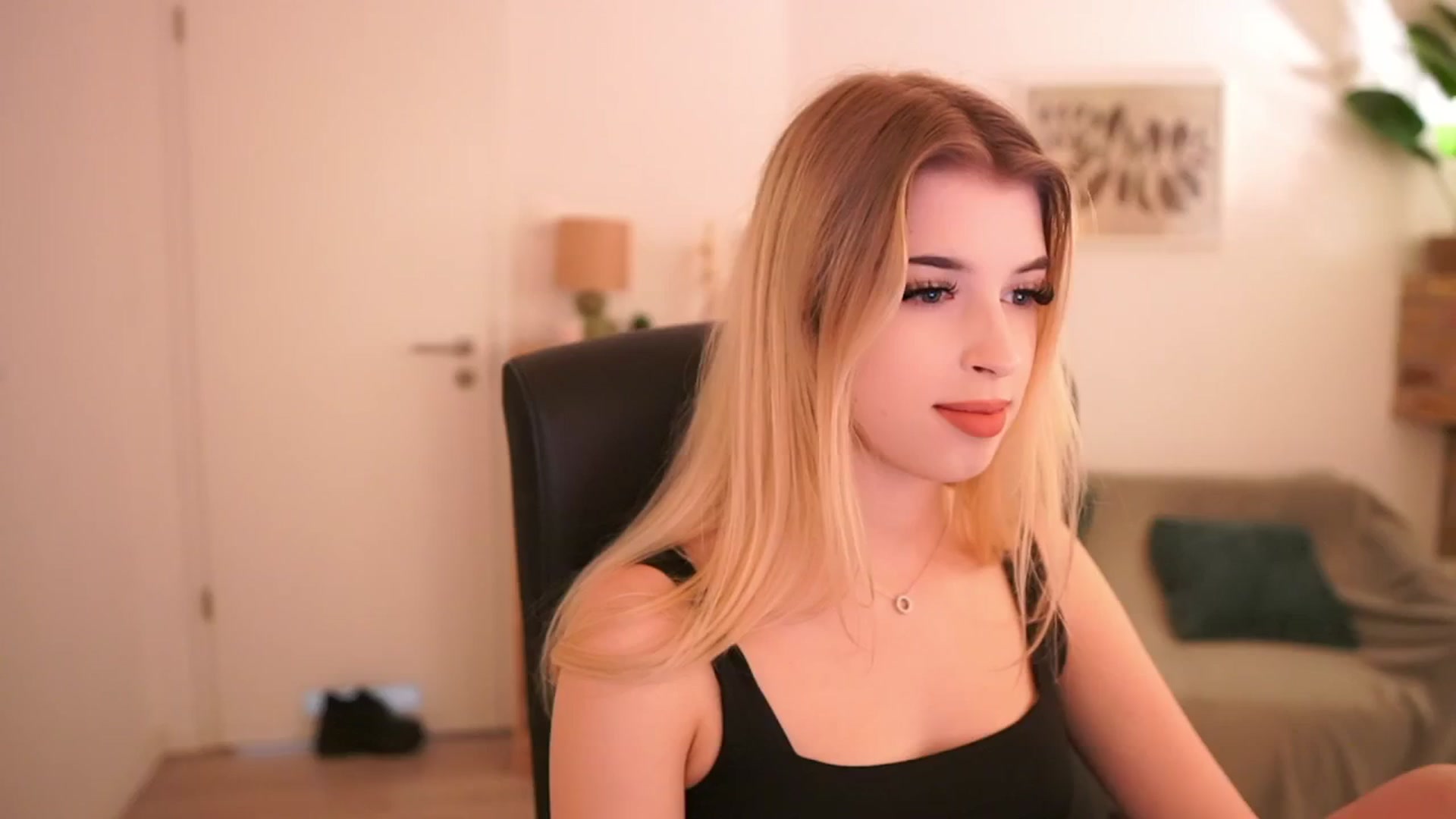 Gallery image thumbnail from Peachyliana's myfreecams stream on, 09/22/2025, 13:02 image 16 of 20