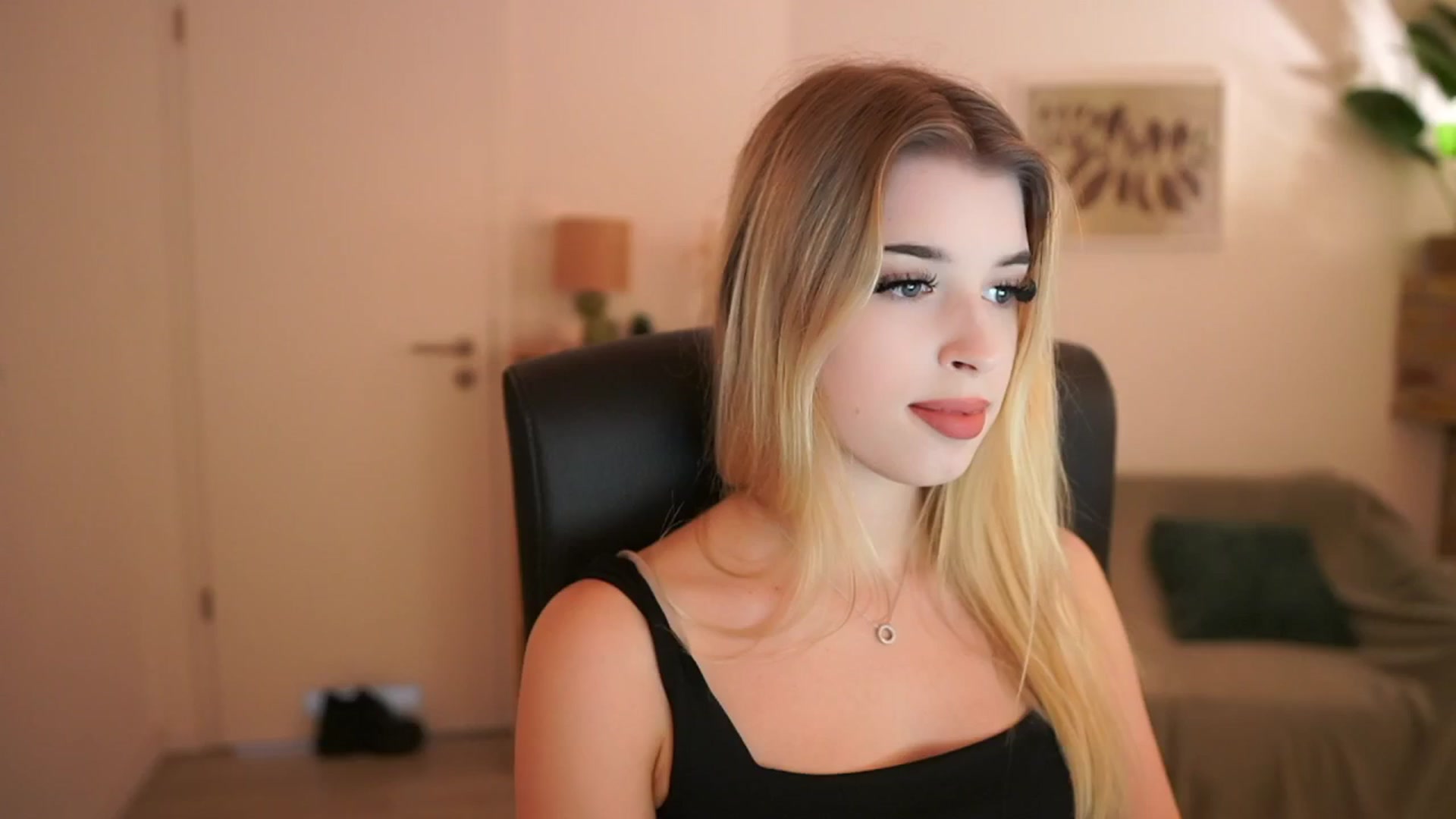 Gallery image thumbnail from Peachyliana's myfreecams stream on, 09/22/2025, 13:02 image 9 of 20
