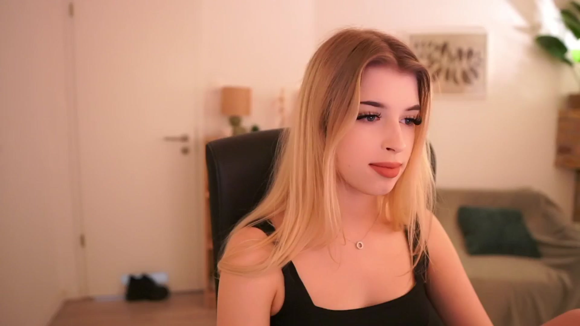 Gallery image thumbnail from Peachyliana's myfreecams stream on, 09/22/2025, 13:02 image 17 of 20