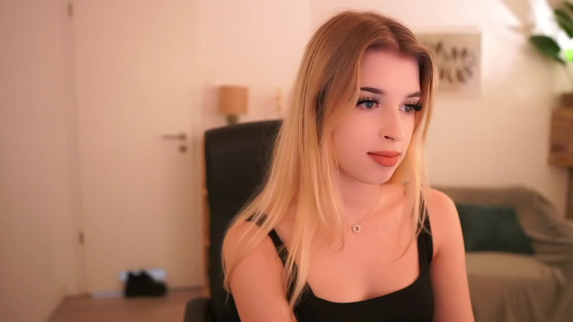Gallery image thumbnail from Peachyliana's myfreecams stream on, 09/22/2025, 13:02 image 4 of 20