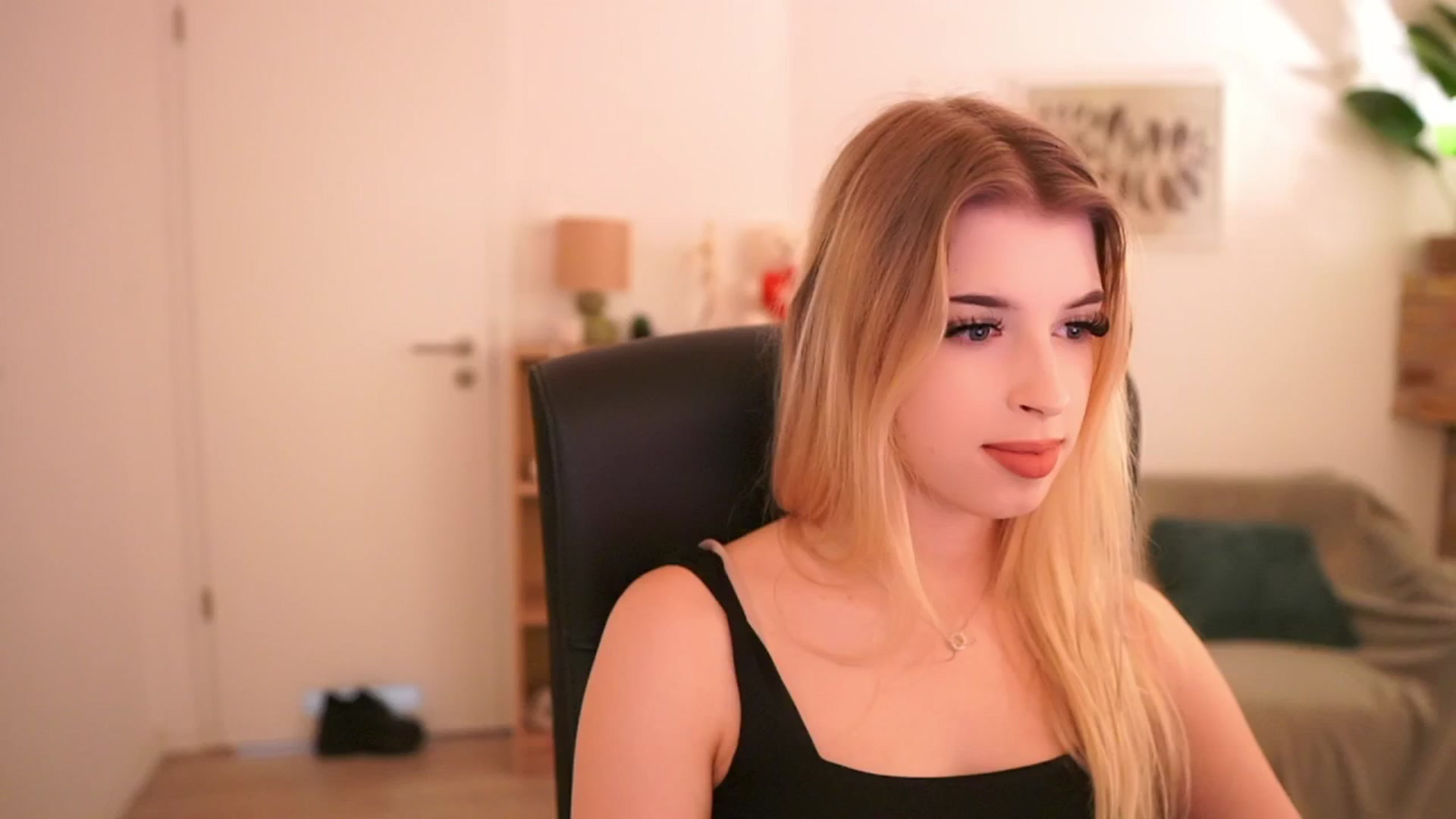 Gallery image thumbnail from Peachyliana's myfreecams stream on, 09/22/2025, 13:02 image 12 of 20