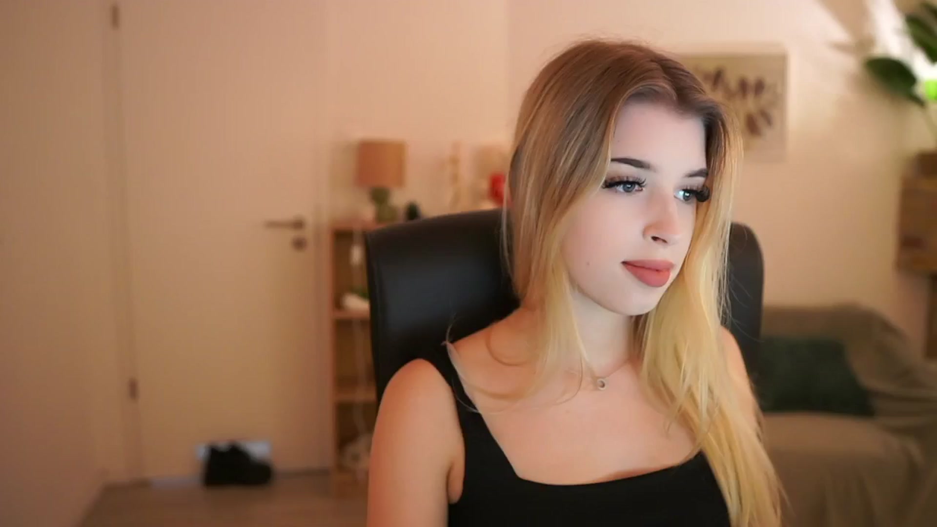 Gallery image thumbnail from Peachyliana's myfreecams stream on, 09/22/2025, 13:02 image 7 of 20