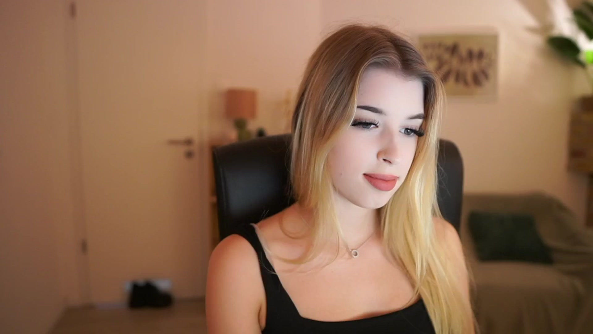 Gallery image thumbnail from Peachyliana's myfreecams stream on, 09/22/2025, 13:02 image 8 of 20