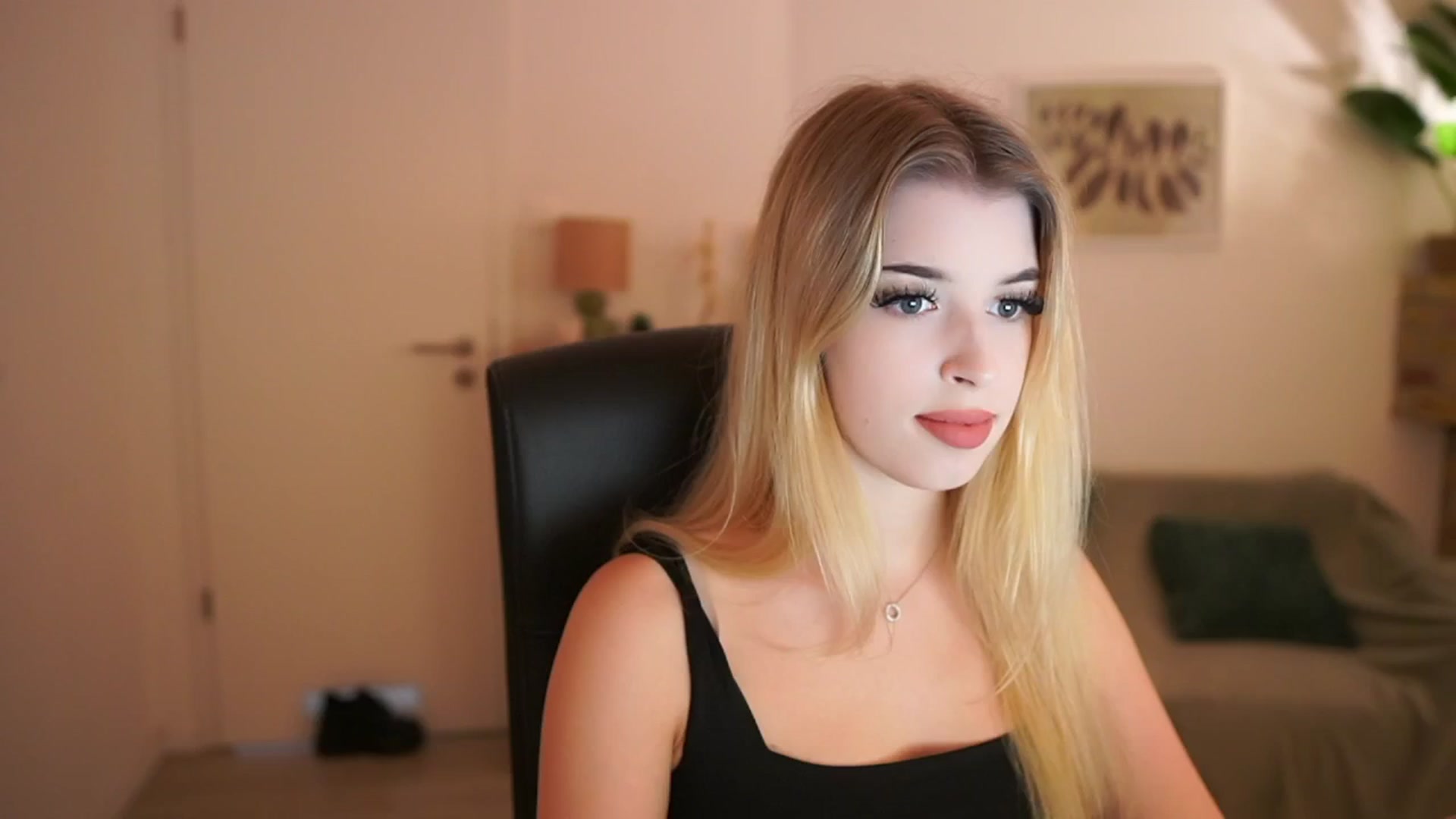 Gallery image thumbnail from Peachyliana's myfreecams stream on, 09/22/2025, 13:02 image 2 of 20