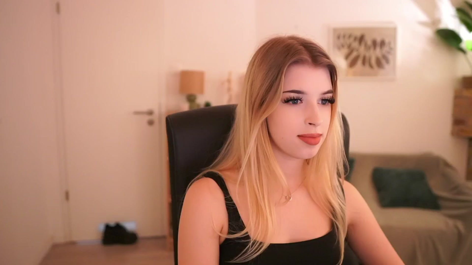 Gallery image thumbnail from Peachyliana's myfreecams stream on, 09/22/2025, 13:02 image 19 of 20