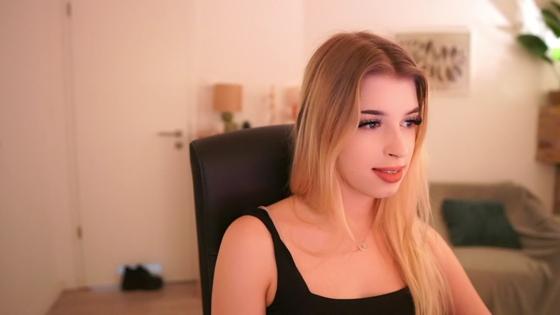 Gallery image thumbnail from Peachyliana's myfreecams stream on, 09/22/2025, 13:02 image 10 of 20