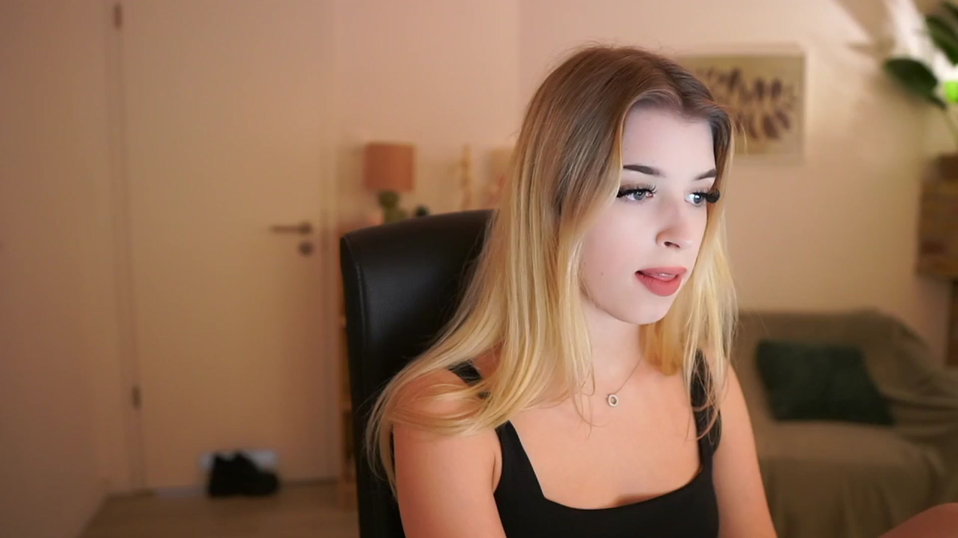 Gallery image thumbnail from Peachyliana's myfreecams stream on, 09/22/2025, 13:02 image 15 of 20