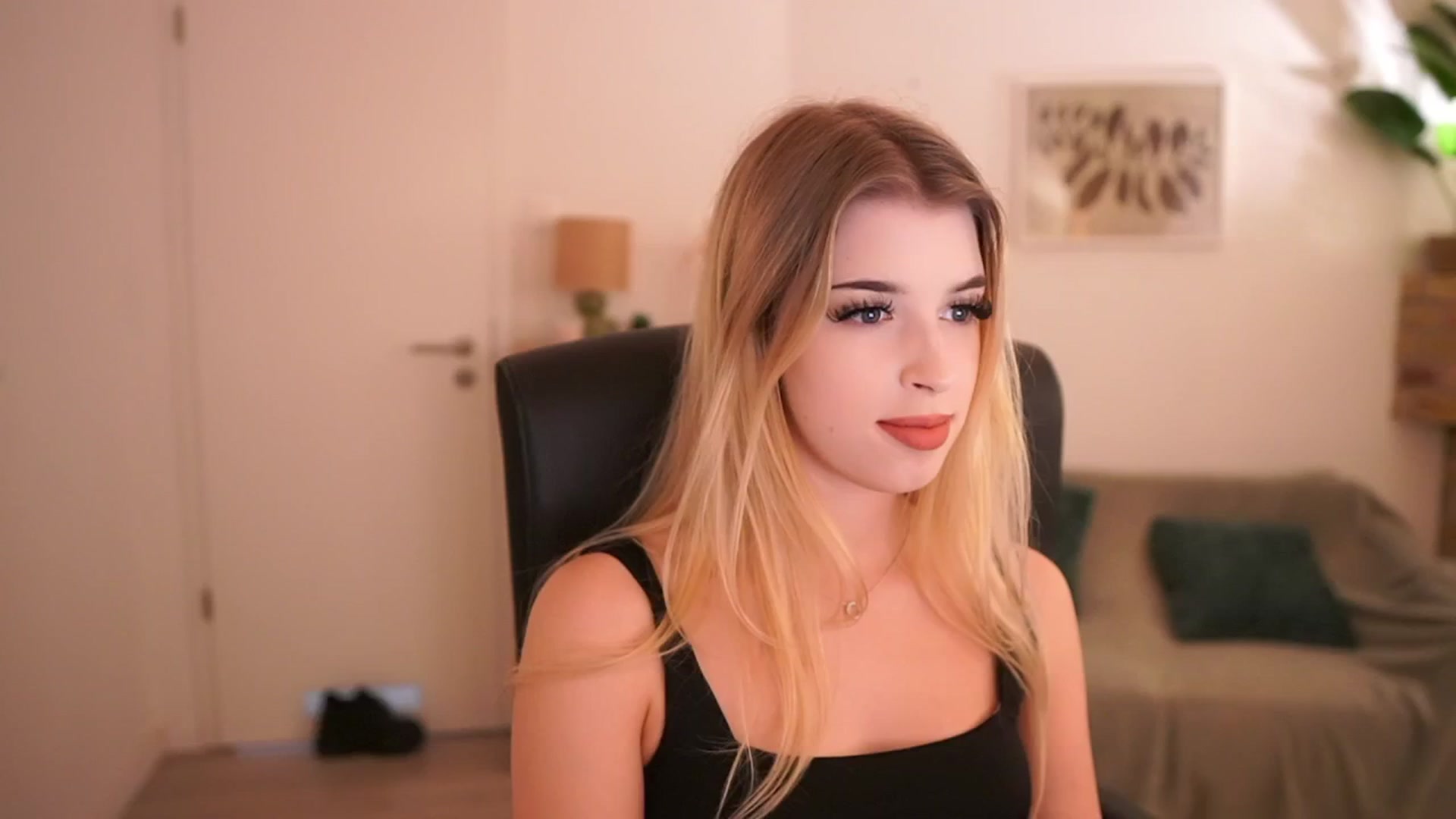 Gallery image thumbnail from Peachyliana's myfreecams stream on, 09/22/2025, 13:02 image 18 of 20