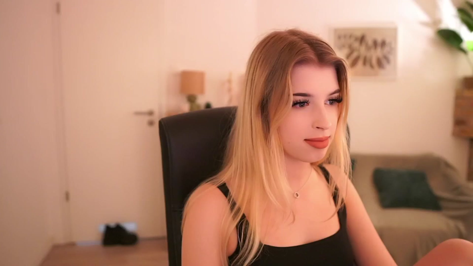 Gallery image thumbnail from Peachyliana's myfreecams stream on, 09/22/2025, 13:02 image 6 of 20