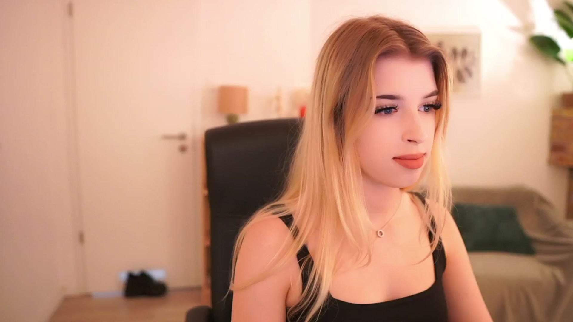 Gallery image thumbnail from Peachyliana's myfreecams stream on, 09/22/2025, 13:02 image 5 of 20