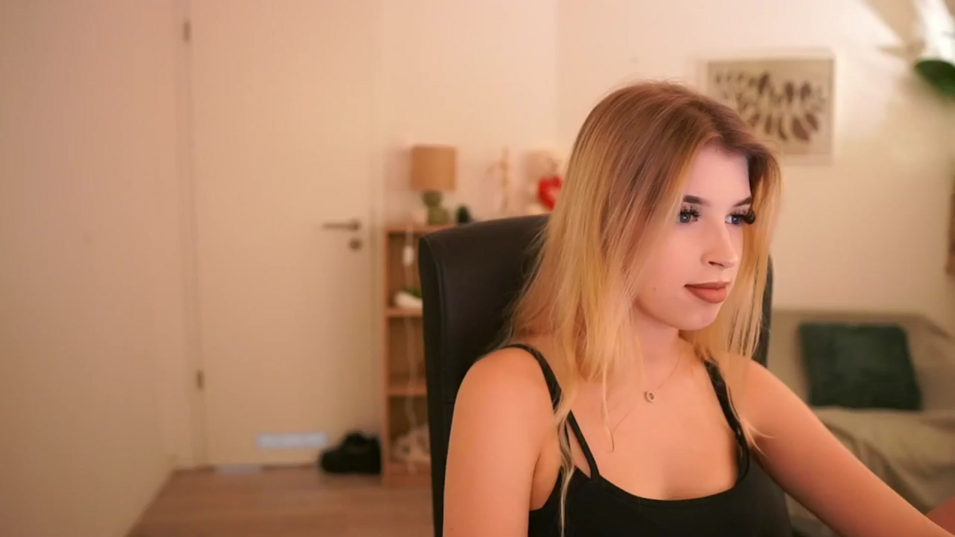 Gallery image thumbnail from Peachyliana's myfreecams stream on, 09/23/2025, 12:05 image 1 of 20