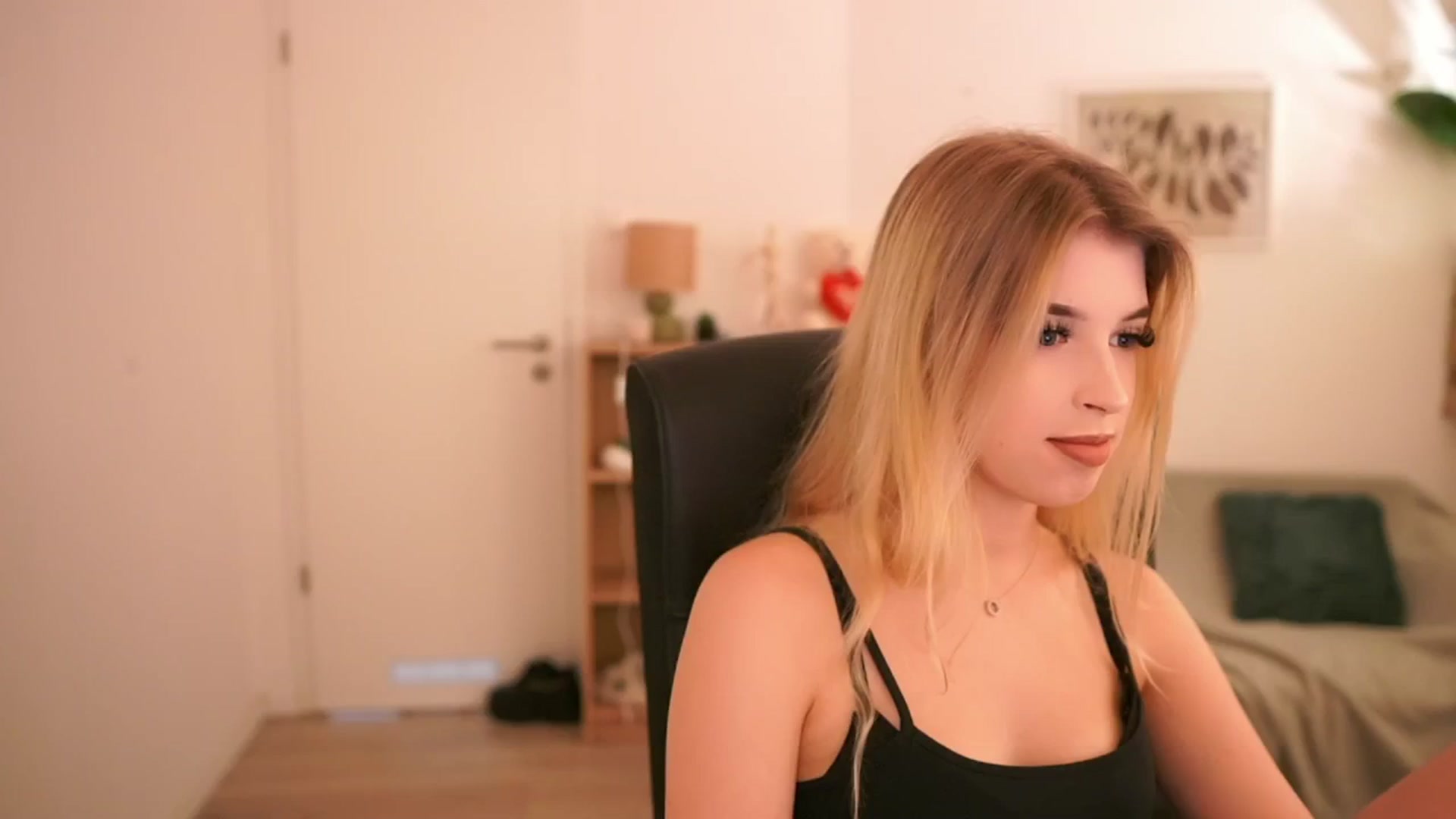 Gallery image thumbnail from Peachyliana's myfreecams stream on, 09/23/2025, 12:05 image 5 of 20
