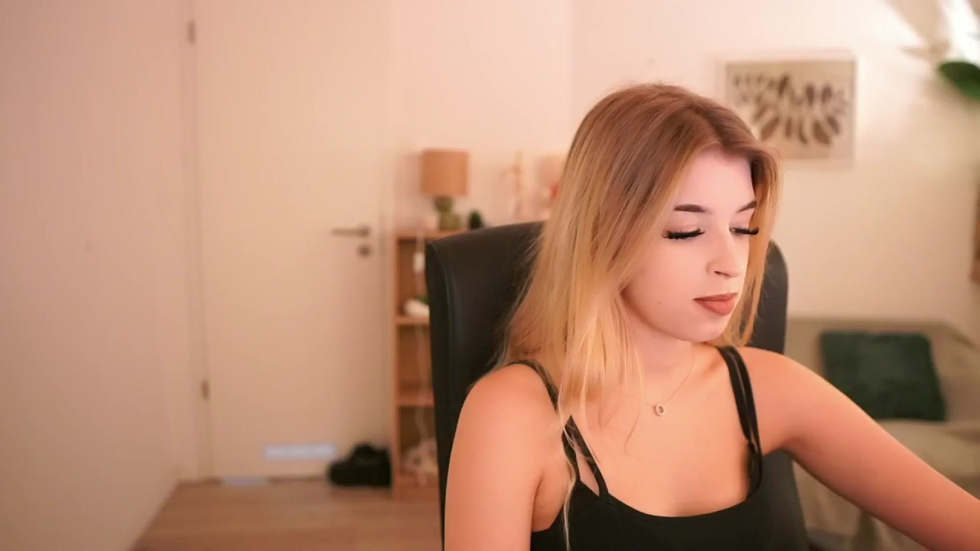 Gallery image thumbnail from Peachyliana's myfreecams stream on, 09/23/2025, 12:05 image 9 of 20